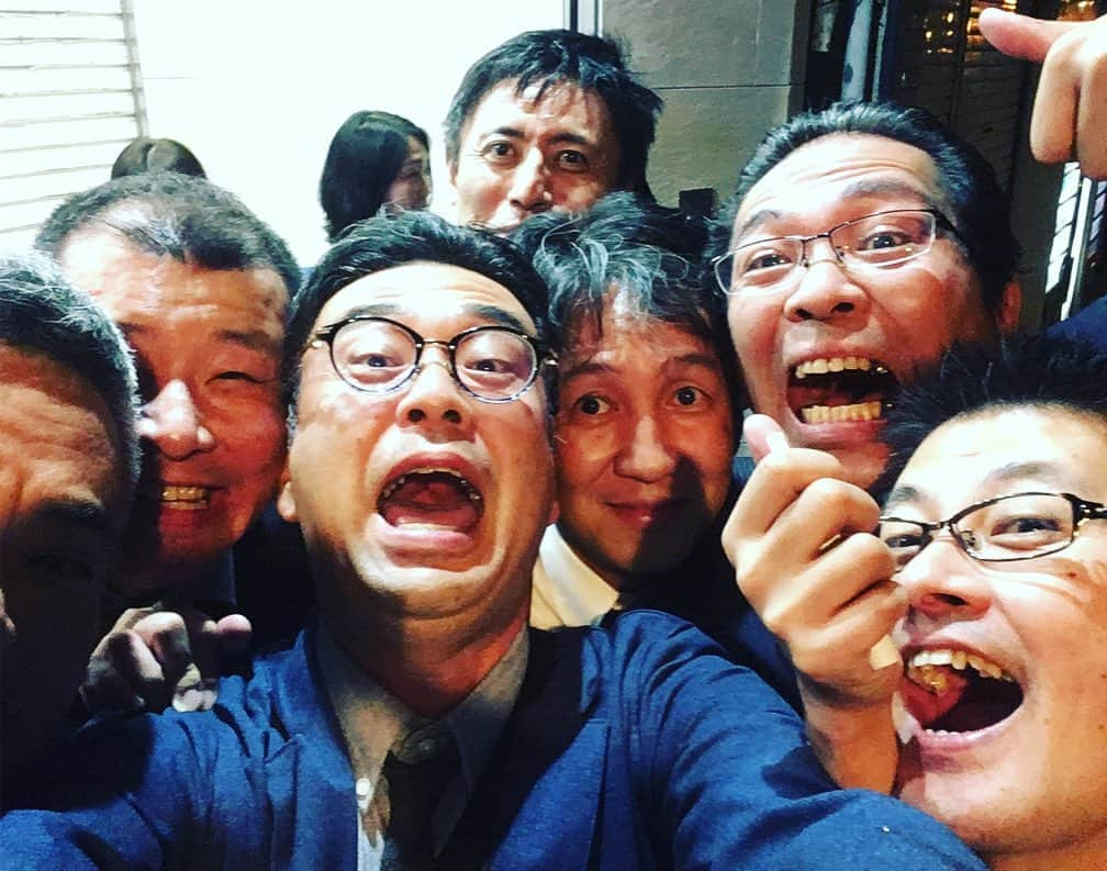 中島ヒロトさんのインスタグラム写真 - (中島ヒロトInstagram)「51歳になりました。みんな。  台風19号の影響で、局の毎年恒例、秋のビッグイベント“ミナミホイール”が3日間のうち、土日中止。明日3日目の開催は今発表になりました。悔しさいっぱいですが、せめて明日は最高の1日に。そして、来年は必ず。 前々から、金曜日の前夜祭のMC頑張るから、土曜日だけ熊本に帰らせてほしい、とお願いしてました。地元で高校の大同窓会。クラスで集まるみたいな話なら仕事でゴメンすることも多いけど、今回は何百人も集まる同窓会の、自分たちの学年が幹事ということで、全国に散らばる同窓生が手伝いに集結しました。俺はたいしてなんもやってないけど（苦笑）。 無事大成功で終え、幹事学年だけで2次会。120人（！）。結局最後までまーまーな人数で、実家帰宅朝5時（笑）。 誇り高き県立熊本高校。ここ行って、卒業して、よかった。よく言うけど、一瞬であの頃に戻るね。みんな、51歳。 左端から（俺除いて）時計回りに、タケザキ、イッセイ、ホーサク、イエイリくん、カタヤマ、テッチャン。写真、俺の右3人は医者です。 そして、もう1枚は、2次会の司会を2人でやった俺と荘口。俺にくっついてるのは、2次会仕切りのクニツ。クニツ、いつもありがとね。荘口、死ぬまでに（笑）一回2人で番組やりたいね。特番でいいから。  熊本高校は、来年創立120周年。また、みんなと会いたいです。  新たなエネルギーチャージ完了。明日からまた頑張ります。帰ります。  #fm802  #ミナホ #熊本高校  #江原会 #熊本江原会 #士君子 #げんこつ #荘口彰久  #フジテレビ #livenewsit  #workdaysbecameplaydays」10月13日 13時20分 - djhirotonakajima