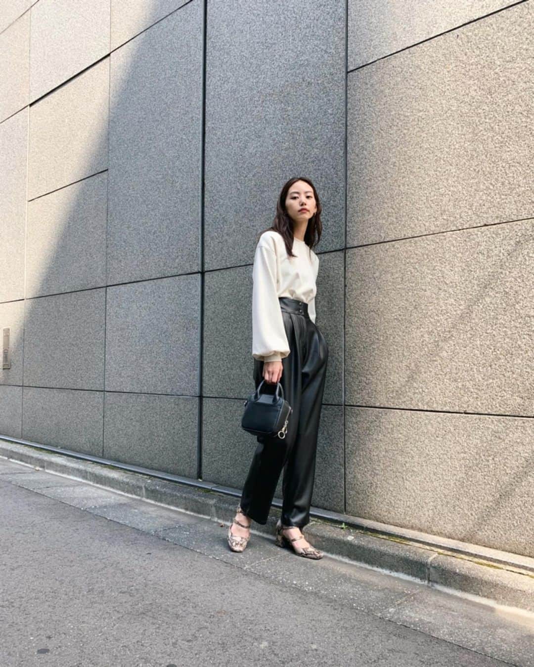 Shiho Sasakiのインスタグラム：「皆さま昨日の台風大丈夫でしたか？ 今日も外はとても風が強いですね🍃 お出かけの際はお気をつけて💭  着ているのは、新作のエコレザーPantsだよ✨ 裏起毛で柔らかい素材なので真冬まで使えそう😌 #MOUSSY#MOUSSYSNAP」