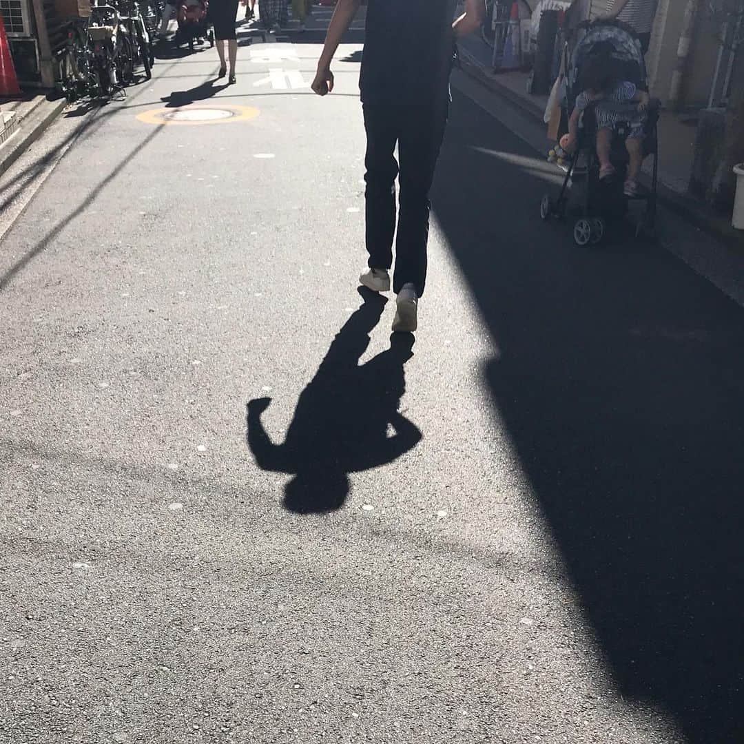江口寿史さんのインスタグラム写真 - (江口寿史Instagram)「こういうクッキリとした影が出る日が大好き。こんな時は街行く人の影をいろいろ撮っておく。影のつき方の勉強になるからね。」10月13日 13時41分 - egutihisasi