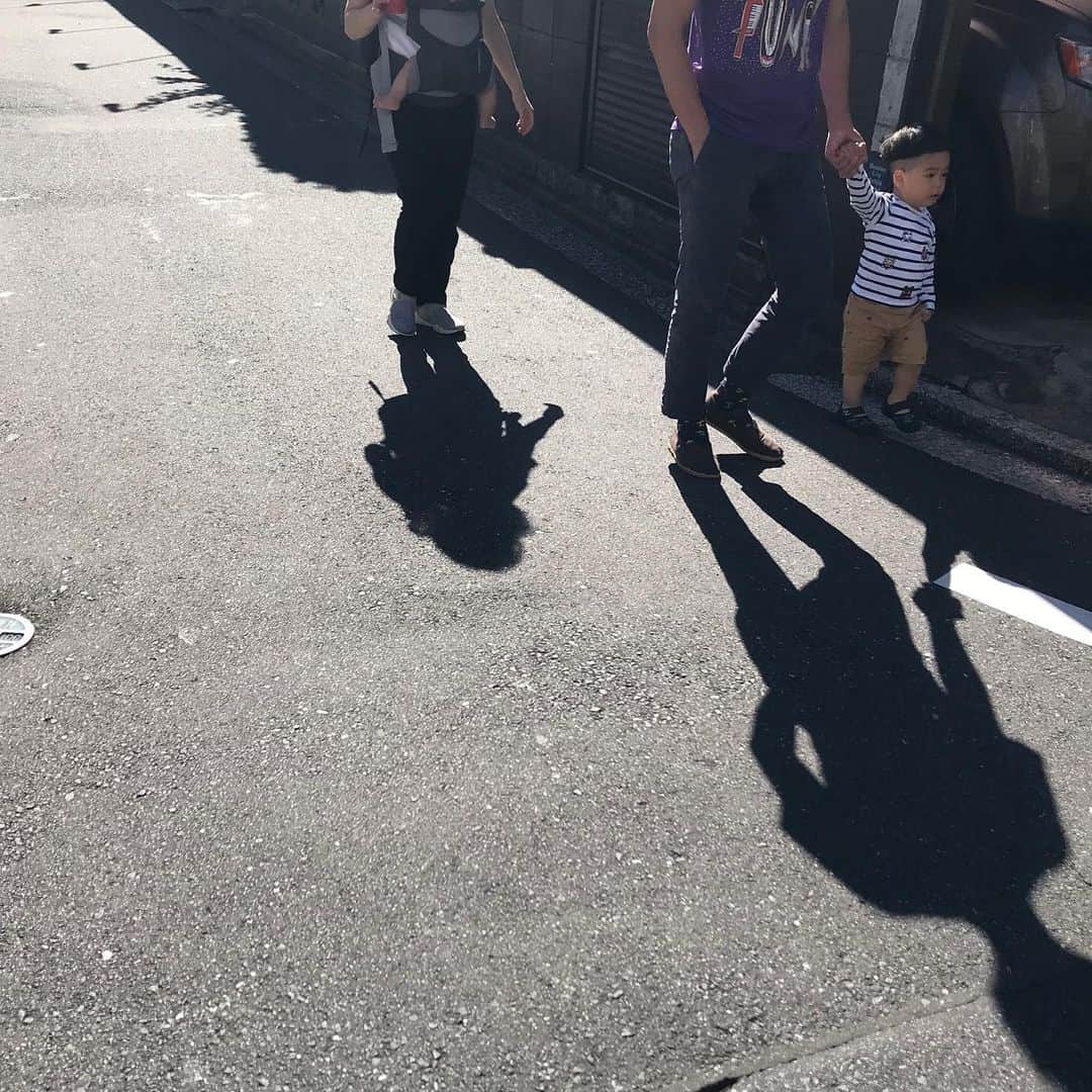 江口寿史のインスタグラム：「こういうクッキリとした影が出る日が大好き。こんな時は街行く人の影をいろいろ撮っておく。影のつき方の勉強になるからね。」
