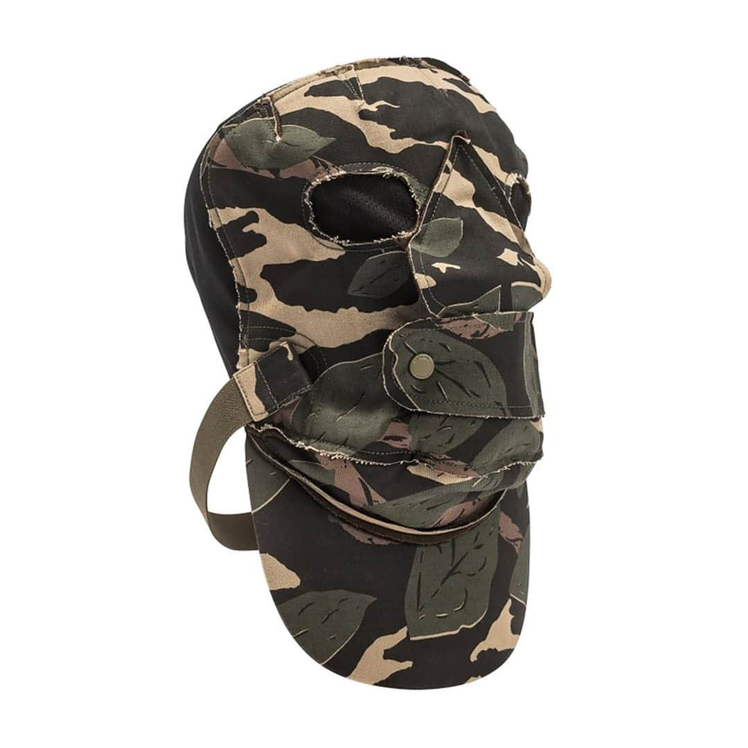 HYPEBEASTさんのインスタグラム写真 - (HYPEBEASTInstagram)「@hypebeaststyle: @maharishi has released a new take on the Templar Cap/Mask. Reminiscent of ‘60s GI face masks worn in extreme cold conditions, the accessory is treated with a custom Woodland camouflage print and can be worn as both a cap or full face mask. It is available now at our @HBX site for a price of $120 USD.⁠ Photo: HBX⁠」10月13日 14時01分 - hypebeast