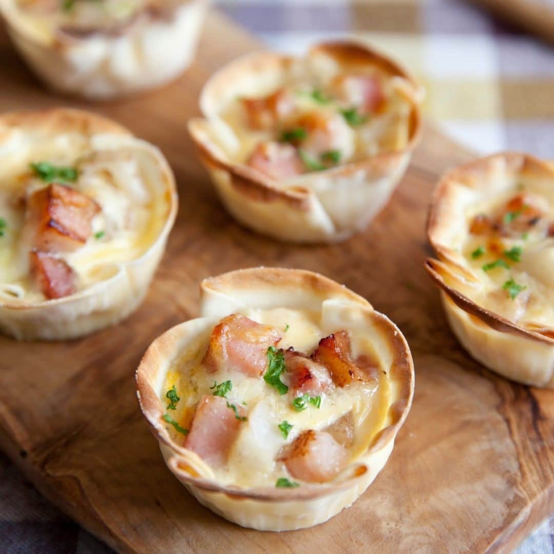 のインスタグラム：「. 余った【餃子の皮】をアレンジしてみよう♪お手軽「料理＆スイーツ」レシピ集 . ─────────────────── キナリノアプリでは素敵な情報とアイテムを、 毎日お届けします。 →ダウンロードはプロフィールリンクから ─────────────────── . ▶︎こちらの記事はキナリノアプリのトップページで掲載中です。 . おうちで餃子を手作りする日は、つい張り切ってたくさん材料を買い込んでしまいがち。タネが余るともったいないからと餃子の皮を多めに用意するものの、結局使い切れなかった…という経験はありませんか？そんな時は、余った皮を別のメニューに活用してみましょう。 画像は、ふたりごはん(@misa_enomoto)さんより。 . こちらの記事では、おかずからスイーツまで餃子の皮のアレンジレシピをご紹介しています。 https://kinarino.jp/cat4/37131 . #レシピ #餃子 #餃子の皮 #キッシュ #おうちごはん #手作りごはん #テーブルコーディネート #テーブルフォト #recipe #cooking #quiche #onthetable #instafood #gyoza #丁寧な暮らし #暮らし #キナリノ」