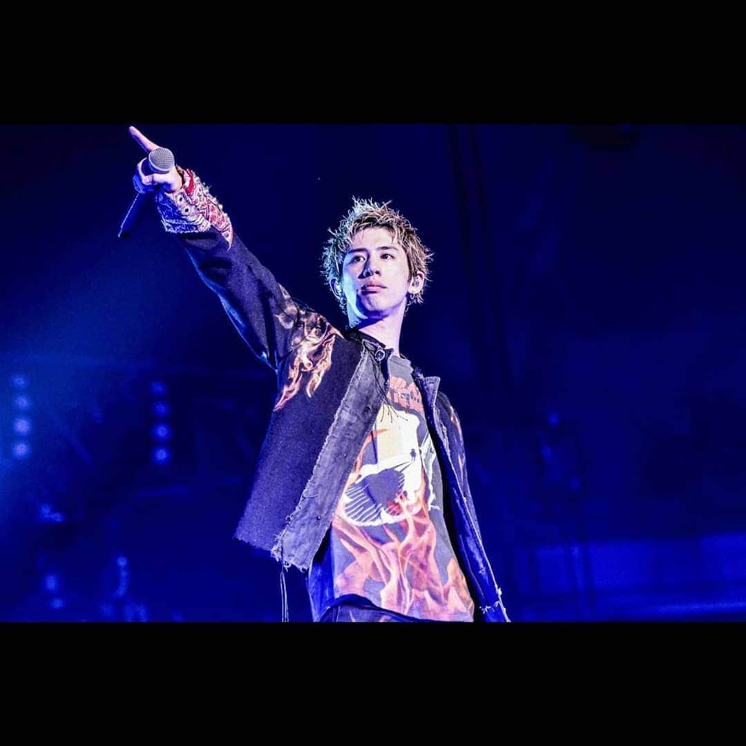 ONE OK ROCK WORLDさんのインスタグラム写真 - (ONE OK ROCK WORLDInstagram)「EYE OF THE STORM JAPAN TOUR 2019-2020 札幌,真駒内セキスイハイムアイスアリーナ(1日目) _ @10969taka 札幌1日目、ありがとう！ 札幌にたどり着けたから見れた最高の景色でした！ でも台風が本当に心配。。。 みんな本当に気をつけてね！ 札幌からみんなの無事を祈ってます！ @oneokrockofficial @ruihashimoto  _ @toru_10969 札幌初日ありがとう！！辿り着いた先は最高の景色やったよ！来れなかった方もいると思うけど台風の被害がこれ以上拡大しないことを心から願っています。📸　@ruihashimoto  _ @tomo_10969 札幌1日目🔥 少し肌寒く秋の気配🍁 ですが、みんなのおかげで会場はあたたかい空気に包まれていました。 素晴らしい景色🌈 ありがとう☺️ @ruihashimoto 📸  #ギョクミ #ママの思いを背負って #マダム  _ @ryota_0809 札幌ー！！！ ありがとう！！ みんなのおかげで最後までカイロ使わずに済んだ💪 明日も宜しくね！😊 Photo by @ruihashimoto 📸  _ @10969taka Thank you for the first day Sapporo! It was the best view we could see since we've got to Sapporo! But we really worried about the typhoon. . . Be careful everyone! We wish everything will be alright from Sapporo!  @oneokrockofficial @ruihashimoto  _ @toru_10969 Thank you for the first day Sapporo! !  The place we arrived had the best scenery!  We knew that some people could not come, but we sincerely hope that the damage from the typhoon will not spread any further. 📸@ ruihashimoto  _ @tomo_10969 Sapporo Day 1🔥 A little chilly now,autumn sign🍁 However, the venue was surrounded with warm atmosphere because of you guys. Wonderful scenery🌈 Thank you ☺️ @ruihashimoto 📸 #ギョクミ #ママの思いを背負って #マダム  _ @ryota_0809 Sapporo! ! ! Thank you! ! Thanks to everyone, I didn't use cairo until the end💪 See you tomorrow! 😊 Photo by @ruihashimoto 📸  #oneokrockofficial #10969taka #toru_10969 #tomo_10969 #ryota_0809 #fueledbyramen#eyeofthestorm#eyeofthestormjapantour20192020」10月13日 14時09分 - oneokrockworld