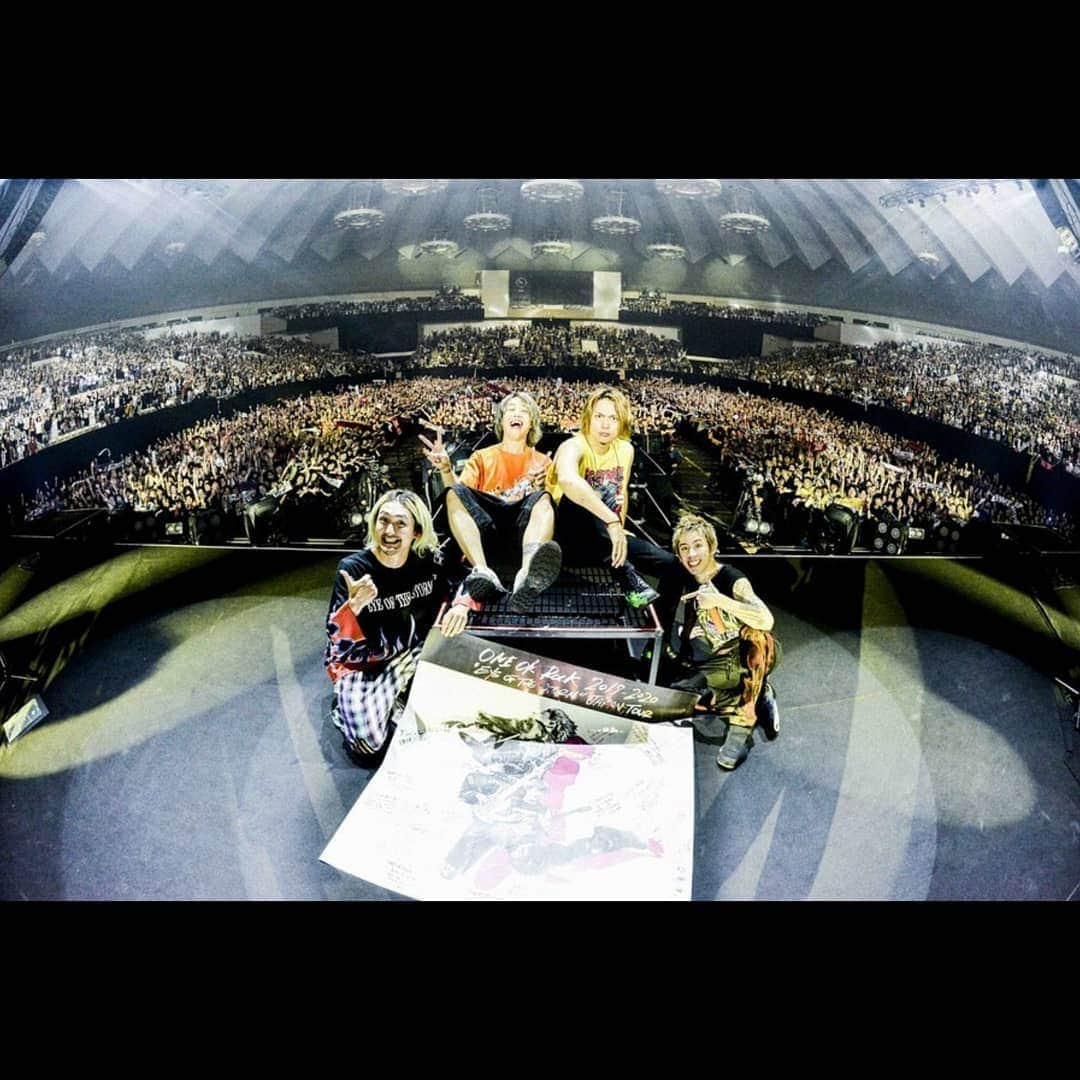 ONE OK ROCK WORLDさんのインスタグラム写真 - (ONE OK ROCK WORLDInstagram)「EYE OF THE STORM JAPAN TOUR 2019-2020 札幌,真駒内セキスイハイムアイスアリーナ(1日目) _ @10969taka 札幌1日目、ありがとう！ 札幌にたどり着けたから見れた最高の景色でした！ でも台風が本当に心配。。。 みんな本当に気をつけてね！ 札幌からみんなの無事を祈ってます！ @oneokrockofficial @ruihashimoto  _ @toru_10969 札幌初日ありがとう！！辿り着いた先は最高の景色やったよ！来れなかった方もいると思うけど台風の被害がこれ以上拡大しないことを心から願っています。📸　@ruihashimoto  _ @tomo_10969 札幌1日目🔥 少し肌寒く秋の気配🍁 ですが、みんなのおかげで会場はあたたかい空気に包まれていました。 素晴らしい景色🌈 ありがとう☺️ @ruihashimoto 📸  #ギョクミ #ママの思いを背負って #マダム  _ @ryota_0809 札幌ー！！！ ありがとう！！ みんなのおかげで最後までカイロ使わずに済んだ💪 明日も宜しくね！😊 Photo by @ruihashimoto 📸  _ @10969taka Thank you for the first day Sapporo! It was the best view we could see since we've got to Sapporo! But we really worried about the typhoon. . . Be careful everyone! We wish everything will be alright from Sapporo!  @oneokrockofficial @ruihashimoto  _ @toru_10969 Thank you for the first day Sapporo! !  The place we arrived had the best scenery!  We knew that some people could not come, but we sincerely hope that the damage from the typhoon will not spread any further. 📸@ ruihashimoto  _ @tomo_10969 Sapporo Day 1🔥 A little chilly now,autumn sign🍁 However, the venue was surrounded with warm atmosphere because of you guys. Wonderful scenery🌈 Thank you ☺️ @ruihashimoto 📸 #ギョクミ #ママの思いを背負って #マダム  _ @ryota_0809 Sapporo! ! ! Thank you! ! Thanks to everyone, I didn't use cairo until the end💪 See you tomorrow! 😊 Photo by @ruihashimoto 📸  #oneokrockofficial #10969taka #toru_10969 #tomo_10969 #ryota_0809 #fueledbyramen#eyeofthestorm#eyeofthestormjapantour20192020」10月13日 14時09分 - oneokrockworld