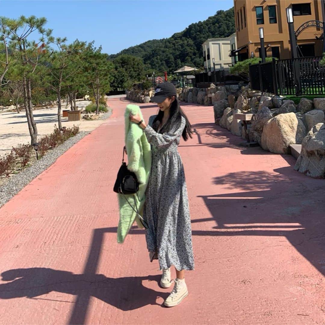 Son Ju Heeさんのインスタグラム写真 - (Son Ju HeeInstagram)「. 가을에 딱인 플라워 원피스  냉큼 가져와서 입었쥬 너무 이뻐🖤  겨울엔 니트랑 코트에 입어줘야지 . . #리샵」10月13日 14時07分 - juhee__ss