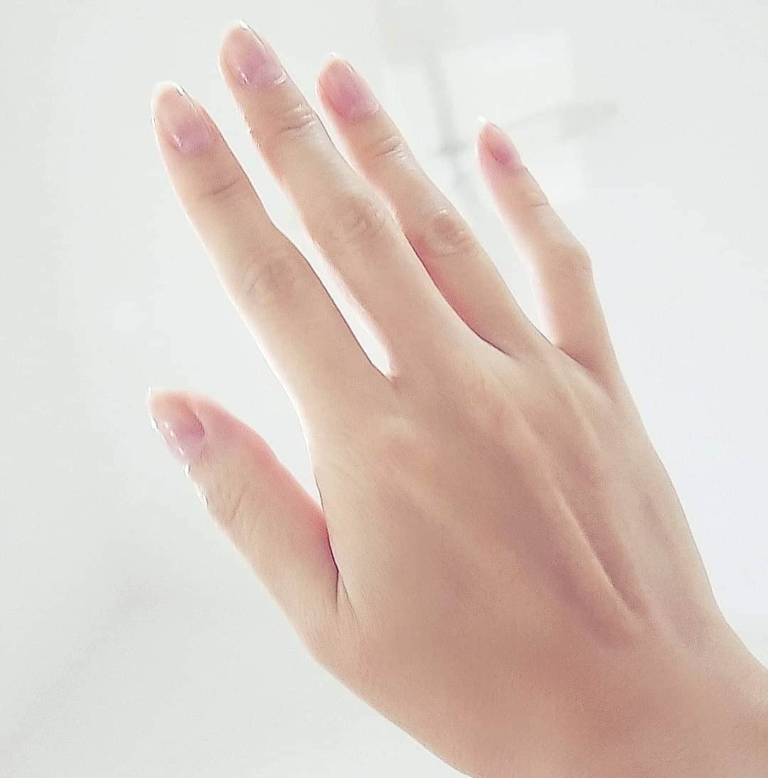 石関友梨さんのインスタグラム写真 - (石関友梨Instagram)「私の手。他人の手を見ると違和感あるよね！変な感じ。自分の手が見慣れてるから。これが私の手。 #人間の手 #女性の手 #私の手 #指ポキポキ鳴らしてるから関節太い #ペンだこ #台風大丈夫でしたか？」10月13日 14時10分 - yurimorico
