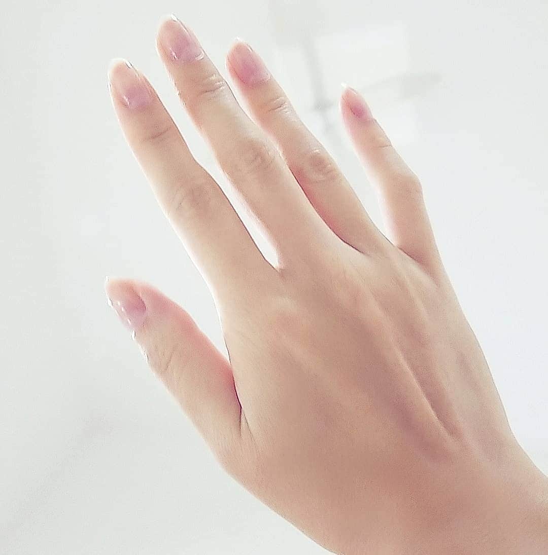 石関友梨のインスタグラム：「私の手。他人の手を見ると違和感あるよね！変な感じ。自分の手が見慣れてるから。これが私の手。 #人間の手 #女性の手 #私の手 #指ポキポキ鳴らしてるから関節太い #ペンだこ #台風大丈夫でしたか？」