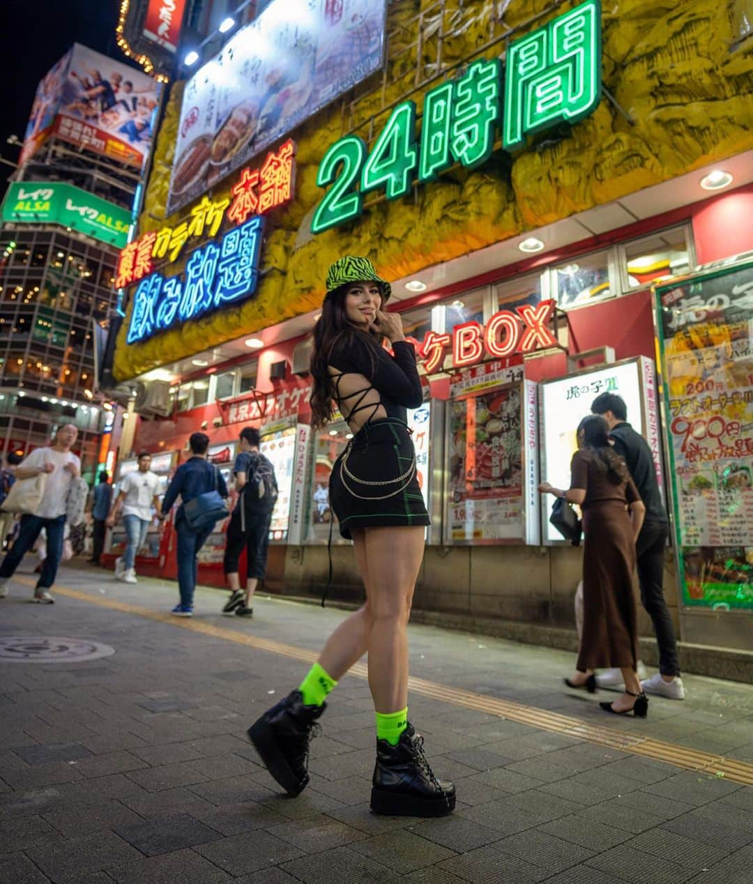 Azzyさんのインスタグラム写真 - (AzzyInstagram)「On our way to karaoke...and always remember: what happens in karaoke…stays in karaoke 😂🎤」10月13日 5時54分 - azzyland