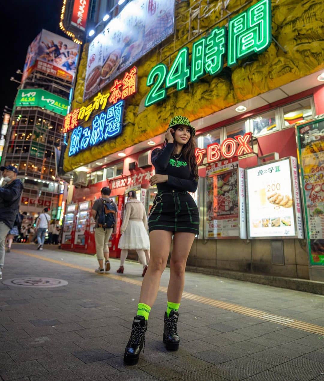のインスタグラム：「On our way to karaoke...and always remember: what happens in karaoke…stays in karaoke 😂🎤」