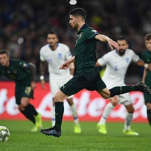 サッカーイタリア代表さんのインスタグラム写真 - (サッカーイタリア代表Instagram)「#EuropeanQualifiers🇪🇺 📸 Serata piena di emozioni quella appena trascorsa all'#Olimpico di #Roma. Una cornice di pubblico stupenda, un traguardo importante, la qualificazione ad #EURO2020, solcato con 3⃣ turni di anticipo. . Avanti così👏👏👏 . . #VivoAzzurro 🇮🇹#ItaliaGrecia🇬🇷 #ITAGRE」10月13日 6時05分 - azzurri