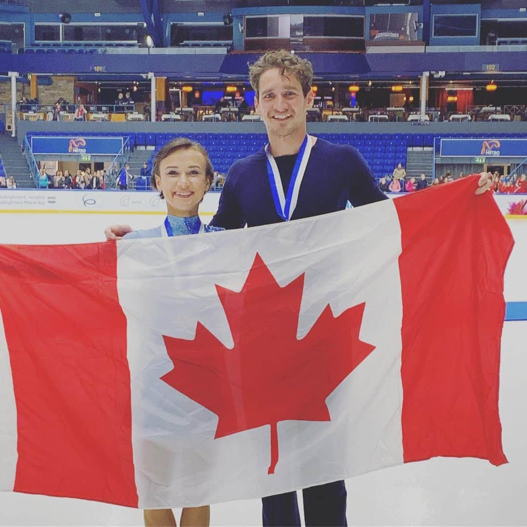 シャルリ・ビロドーのインスタグラム：「❗️❗️🎉🥉🇨🇦⛸🎉❗️❗️ Médaille de bronze pour notre première compétition internationale!! Bronze medal for our first international competition!!」