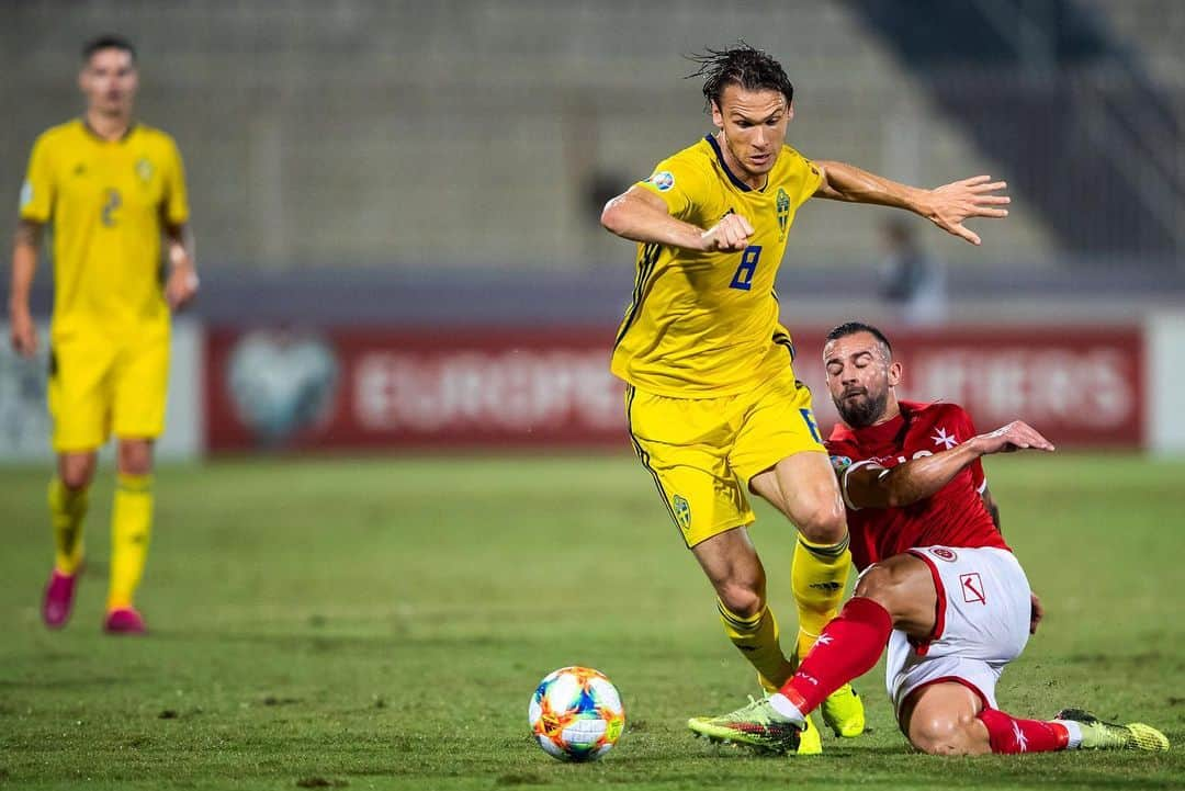 アルビン・エクダルさんのインスタグラム写真 - (アルビン・エクダルInstagram)「Härlig vinst på Malta med många svenskar på läktaren! Ny viktig match på tisdag. Vi ses på Friends!! 🇸🇪👌🏻」10月13日 6時11分 - albinekdal