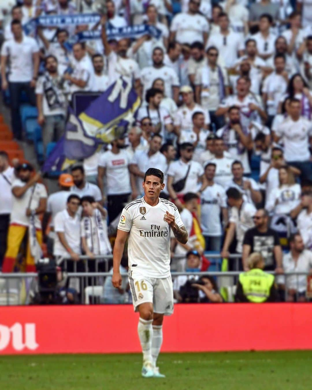 LFPさんのインスタグラム写真 - (LFPInstagram)「@jamesrodriguez10 get the Bernabeu on their feet! 🙌🏻💜🙌🏻 • #JamesRodriguez #RealMadrid #LaLigaSantander #LaLiga」10月13日 6時28分 - laliga