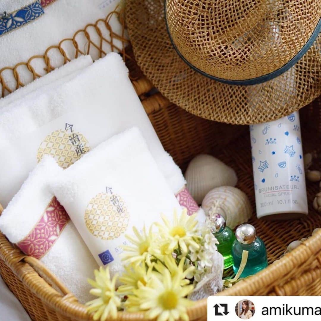 ダイソーさんのインスタグラム写真 - (ダイソーInstagram)「#Repost @amikuma1219 with @make_repost ・・・ Favorite towel ． 我が家で使っている ふわふわのタオル♡ ． 息子がこのふわふわ感が 大好きで、いつもこれを使いたい！ と言ってくるほど、気に入って いるんです☺️❤️ ． 洗えば洗うほどふわふわで 軽くてすぐ乾くのもママには 嬉しいポイント♡ ． 肌に触れるものだから ふわふわのタオルが 良いですよね♡ ． そして今ならなんと‼︎ 100円ショップで有名なダイソーさんで シールを貯めるとこちらのタオルが 安くゲット出来るキャンペーン を開催中とのこと☺️♥️ @daiso_official ． シール配布期間は‪2020年1月19日まで シール交換期間は‪2020年1月26日まで ※実施店舗はホームページにて ． このタオルほんとうに気持ち 良いので、キャンペーンを チェックしてみてね☺️💕 ． ． #ダイソー シールキャンペーン#今治産タオル 五ツ星#100均#主婦#ふわふわ#2歳児ママ#2歳児#タオル#タオル好き#タオル集め#ふわふわタオル#ダイソー#キャンペーン#DAISO#100円#インテリア#pr」10月13日 6時37分 - daiso_official