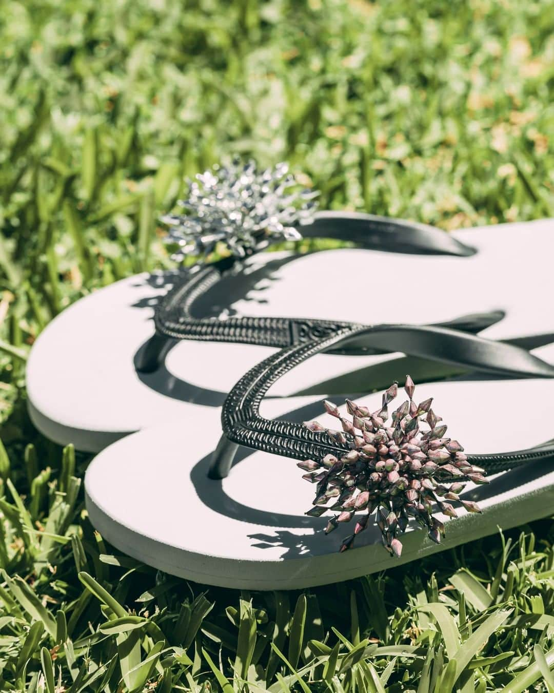 Popits Hawaiiのインスタグラム：「Flat Two-tone Silver/Black x Pom Pom charms👣⁠ Place any order and Get $10 Online Store Credit🛍️⁠ Offer ends October 20th!⁠ ⁠ ⁠ #popitshawaii #ポピッツ #sandals #charms #alohastate #luckywelivehawaii #waikiki #footwear #thong #happyfeet #flipflops #slippers #ハワイ #ハワイ旅行 #ハワイ好き #ハワイ大好き #ハワイ好きな人と繋がりたい #ビーチサンダル #フラ #フラダンス #占い #pompom」