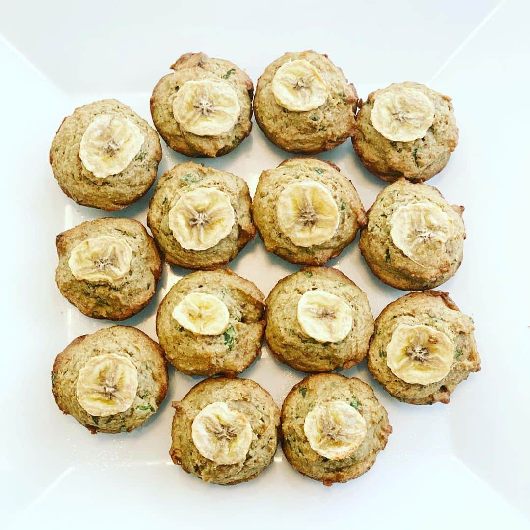 メリッサ・ラウシュのインスタグラム：「BANANA WALNUT MINI MUFFINS #glutenfree #dairyfree #sugarfree Loaded with spinach (promise you will NOT taste it-so you can stop complaining right now) & tons of other good stuff (if you don't read on you won't find out what that "stuff" is. Your damn choice). They freeze great, so they can be a tiny meal on the go to have at the ready for yourself or a kiddo when you're feeling lazy & just wanna pop a muffin in yo mouth (or kiddos mouth) and call it a morning (or afternoon, evening or late night snack...I don't pretend to know the timing of your muffin eating habits nor do I want to guess, so...Get. Off. My. Back)! Recipe: Preheat oven to 350 degrees.  2 c fresh spinach - finely chopped (that's right...I want that spinach to look fiiiiine!) 2 mashed bananas (set another banana aside to slice & place on top...okay, so you need THREE bananas total, math genius. Don't be so smug!) 1 c unsweetened apple sauce 1 c almond butter 1 egg beaten 1/4 c melted coconut oil 3/4 c almond flour 1 3/4 cups gluten free oat flour 1/4 c flaxmeal 1 tsp cinnamon 1 tablespoon vanilla  1 tsp baking powder 1/2 tsp baking soda 1/4 tsp salt 1/2 cup chopped walnuts (I know some of you get PISSED when I add walnuts to things, so just omit them if you don't like them, but then don't call them "Banana WALNUT muffins" because then you'd be a huge liar & I don't want you getting a reputation). Combine all of the above in a bowl (or wherever you choose to combine things, but a bowl tends to be the easiest and much more sanitary than let's say...your bathtub, Weirdo!) Also, you could do the thing where you mix dry ingredients separately, then mix together w/the rest, but I don't have the patience & I don't want to use yet another bathtub. I mean bowl... Pour into mini muffin tins (or regular sized muffin tins. I like the mini ones because they make me feel like a giant)! Place a slice of banana on the top of each one. Then put a slice in your mouth bc, by golly, you deserve it! Put in oven and bake for 25-30 minutes (I gave you the temp already. DIDN'T YOU PREHEAT LIKE I ASKED??) Enjoy! Wait, take them out of the oven first! NOW enjoy, Dummy! #muffins #healthyrecipes #kidrecipes #toddlerfood」