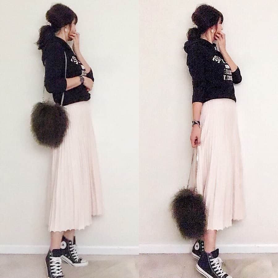 meiさんのインスタグラム写真 - (meiInstagram)「. ニットのプリーツスカートって初めて履いたけどなかなか可愛い💕 これからの季節に活躍しそう⤴︎ 👉@day_by_day_tokyo . . LINE友達追加で、 初回300円クーポンもらえるよ♡ LINE ID → @qky7437e （@を含む） . . . #day_by_day_tokyo #locari #ルーファ #ootd_kob #mineby3mootd #mamagirl #ponte_fashion #beaustagrammer #プチプラコーデ #web_kob  #ポニーテール #ミディアムヘア#高身長女子 #mineby3mootd  #fashion  #アラフォーコーデ  #mamagirl #きれいめコーデ #大人コーデ#ootd#ニットスカート#モノトーンコーデ」10月13日 7時28分 - mei.5.7.des