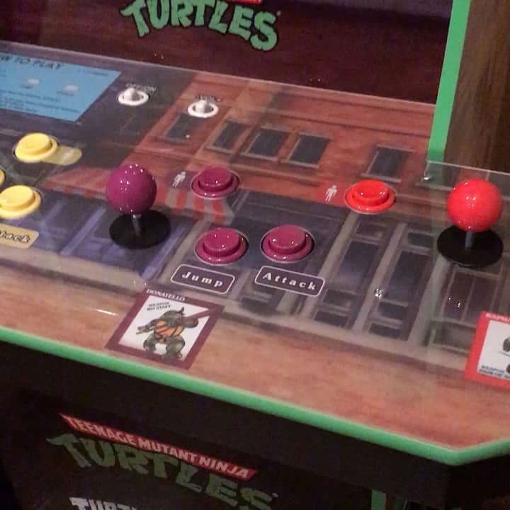 アレン・ジョーンズのインスタグラム：「Teenage Mutant Ninja Turtles 1up arcade looks great!」
