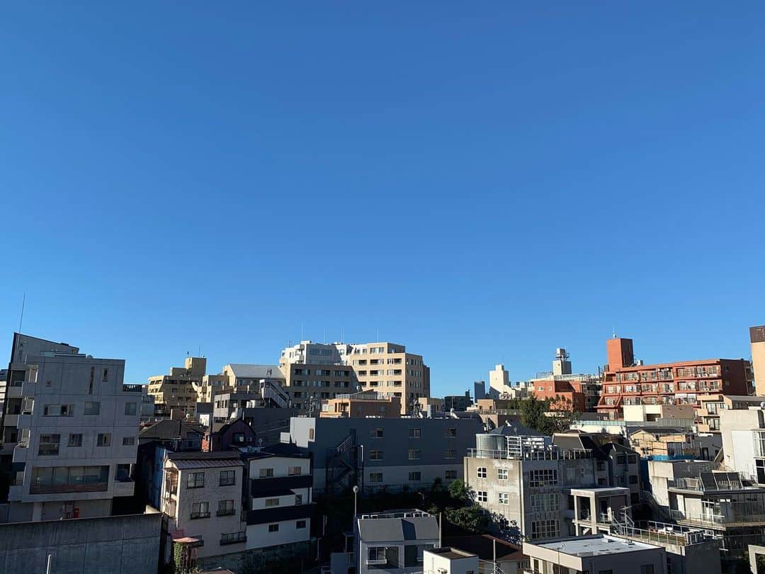 日下裕江さんのインスタグラム写真 - (日下裕江Instagram)「台風一過の都内は 雲一つない真っ青な空と太陽☀️ 東京は台風抜けたけれど…  明るくなってから 分かる大きな被害が凄い💦  まだまだ被害がある場所、 家に取り残された人達、 無事に助かりますように！  #台風一過　#台風一過の空　#台風一過の晴天 #tokyo #東京」10月13日 7時48分 - hiroe___h