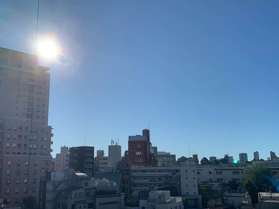 日下裕江さんのインスタグラム写真 - (日下裕江Instagram)「台風一過の都内は 雲一つない真っ青な空と太陽☀️ 東京は台風抜けたけれど…  明るくなってから 分かる大きな被害が凄い💦  まだまだ被害がある場所、 家に取り残された人達、 無事に助かりますように！  #台風一過　#台風一過の空　#台風一過の晴天 #tokyo #東京」10月13日 7時48分 - hiroe___h