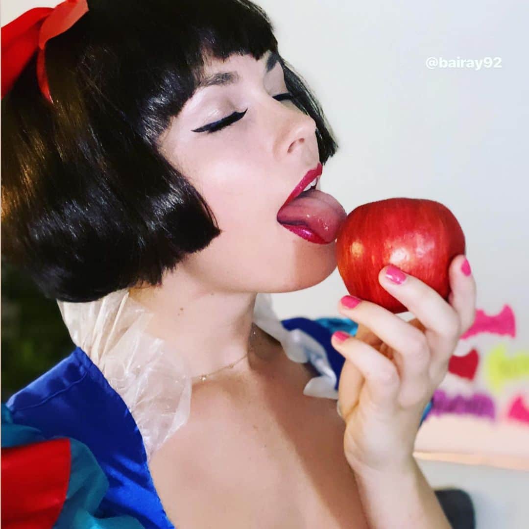 Bailey Rayneさんのインスタグラム写真 - (Bailey RayneInstagram)「I had so much fun hanging out online as Snow White last night! New favorite costume so far this month! 🍏🍎🍏🍎 . #cosplay」10月13日 8時04分 - bairay92