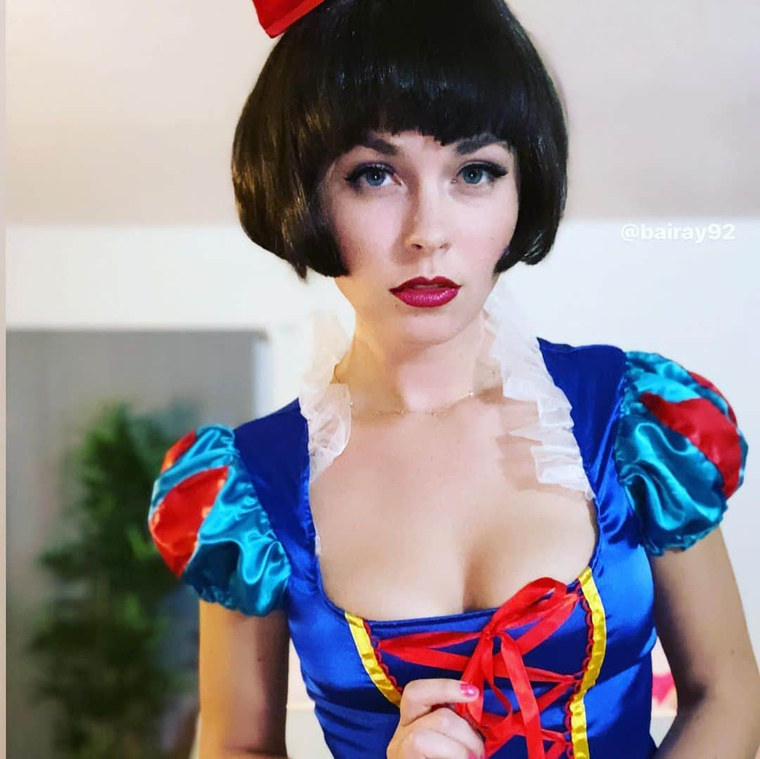 Bailey Rayneさんのインスタグラム写真 - (Bailey RayneInstagram)「I had so much fun hanging out online as Snow White last night! New favorite costume so far this month! 🍏🍎🍏🍎 . #cosplay」10月13日 8時04分 - bairay92