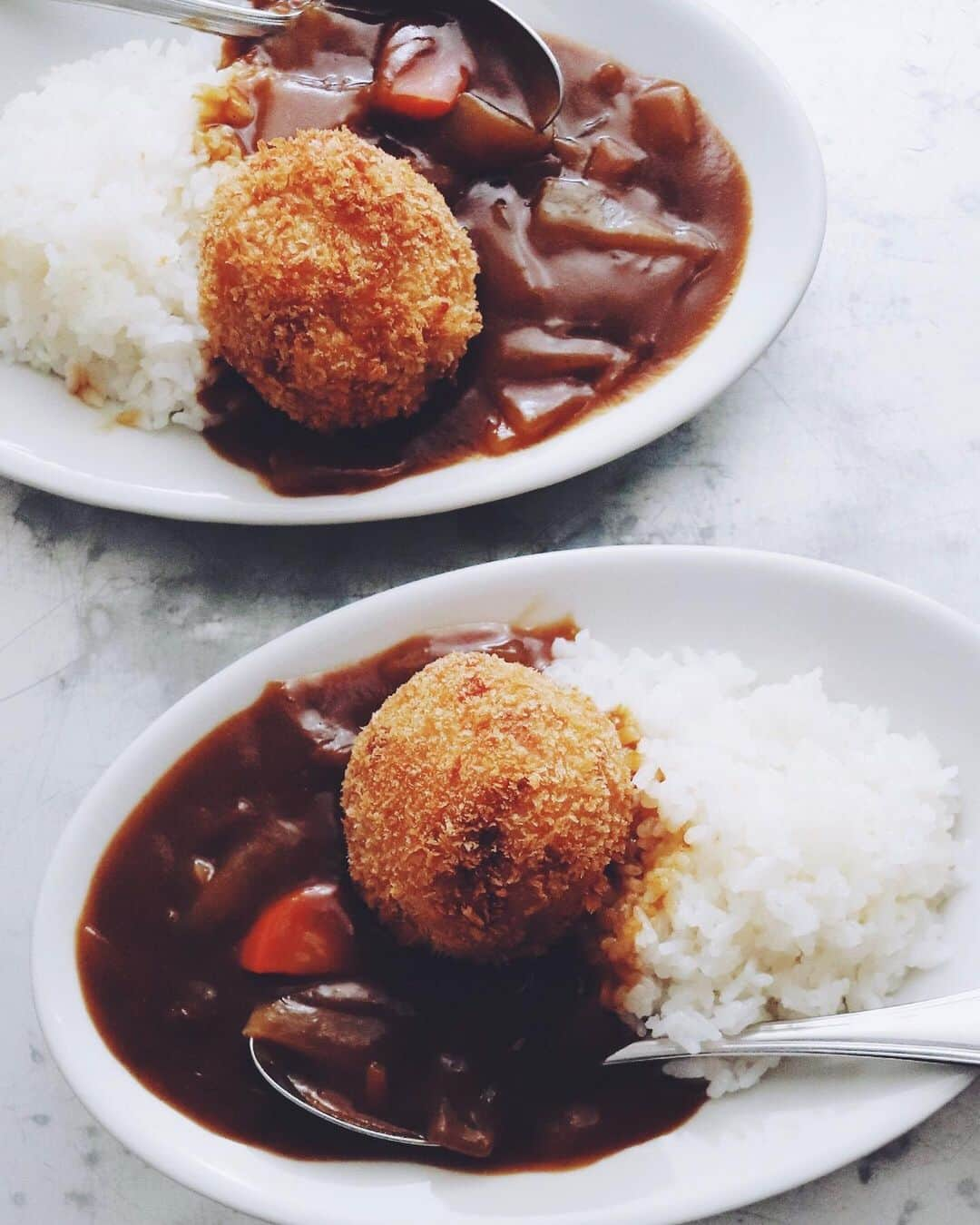 樋口正樹さんのインスタグラム写真 - (樋口正樹Instagram)「croquette curry . 台風一過の今朝は コロッケ＆カレー。 しっかりと食べて、 荒れた家の周辺を 終日復旧作業です。 . ２枚目は夜食べた コロッケをのせた カップ麺のお蕎麦。 ホっとする味です。 . . #コロッケカレー #コロッケそば #croquettecurry #croquettesoba」10月13日 8時05分 - higuccini