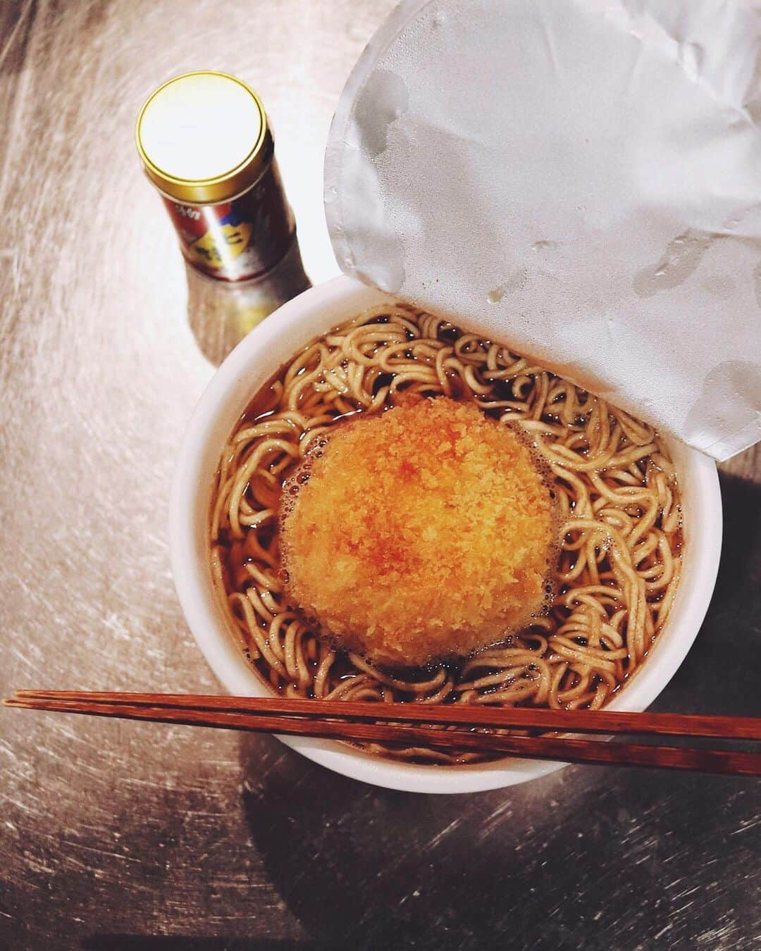 樋口正樹さんのインスタグラム写真 - (樋口正樹Instagram)「croquette curry . 台風一過の今朝は コロッケ＆カレー。 しっかりと食べて、 荒れた家の周辺を 終日復旧作業です。 . ２枚目は夜食べた コロッケをのせた カップ麺のお蕎麦。 ホっとする味です。 . . #コロッケカレー #コロッケそば #croquettecurry #croquettesoba」10月13日 8時05分 - higuccini