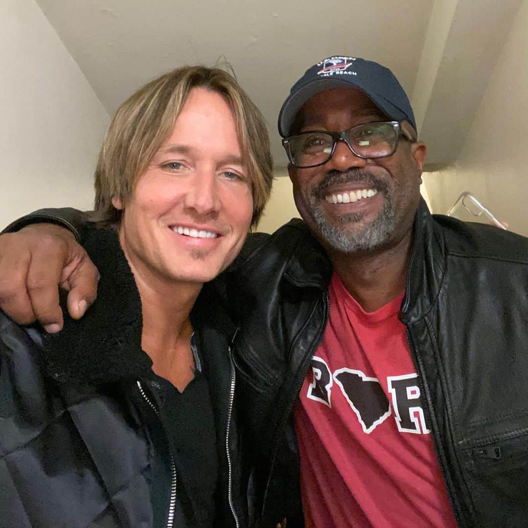 キース・アーバンのインスタグラム：「When two good buddies of mine are playing two different venues at the same time on the same night and both invite me to jam——- what do you do ? - you say yes and take the London tube to make it happen ! Huge thx to @dariusrucker and the Hootie family - SO good to see you guys back on the road again - i had a blast !! AND huge thx to @bradpaisley and the band and crew for the shred fest!!!! SO much fun - as always!!!!! - KU」