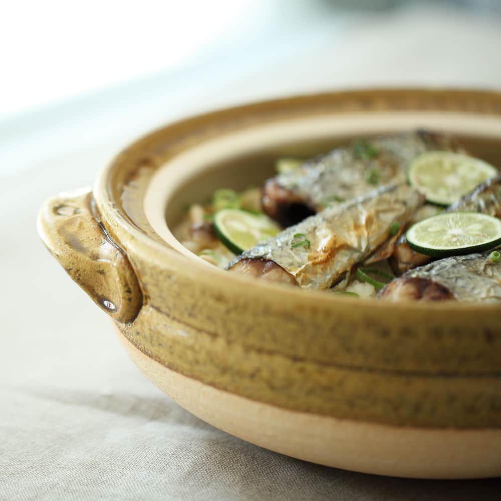 Komerco-コメルコ-さんのインスタグラム写真 - (Komerco-コメルコ-Instagram)「. 信楽焼の窯元 #カネフサ製陶 @kanefusa_pottery の土鍋。オーソドックスな形の土鍋は、ひとつは持っておきたいアイテム。ごはん鍋や鍋料理はもちろんのこと、や蒸し皿を使えば蒸し料理としても使えます！ . こんがり焼いた秋刀魚をのせた土鍋ごはんはこの季節ならではのごちそう✨今年は水揚げ不振で高騰している秋刀魚ですが、手に入ったら試してみたい一品です🍚 . ------------------------------- カネフサ製陶／黄瀬戸 . ▷こちらの作品はKomercoアプリでクリエイターから直接ご購入いただけます。 アプリ内「さがす」で「カネフサ製陶」と検索してください🔎 . ▷iOS版Appダウンロードはプロフィールリンクから📲 @komerco_official ------------------------------- . #komerco #cookpad #komercoごはん #コメルコ #料理をもっと楽しく #いつものいただきますを楽しく #おうちごはん#おうちごはんlover #instafood #foodpic #cookinglove #手しごと #Komercoクラフト #クラフト #手作り #一点物 #土鍋 #土鍋ごはん #滋賀 #信楽焼 #炊き込みご飯 #秋刀魚 #サンマ #さんま #秋の味覚」10月13日 8時40分 - komerco_official