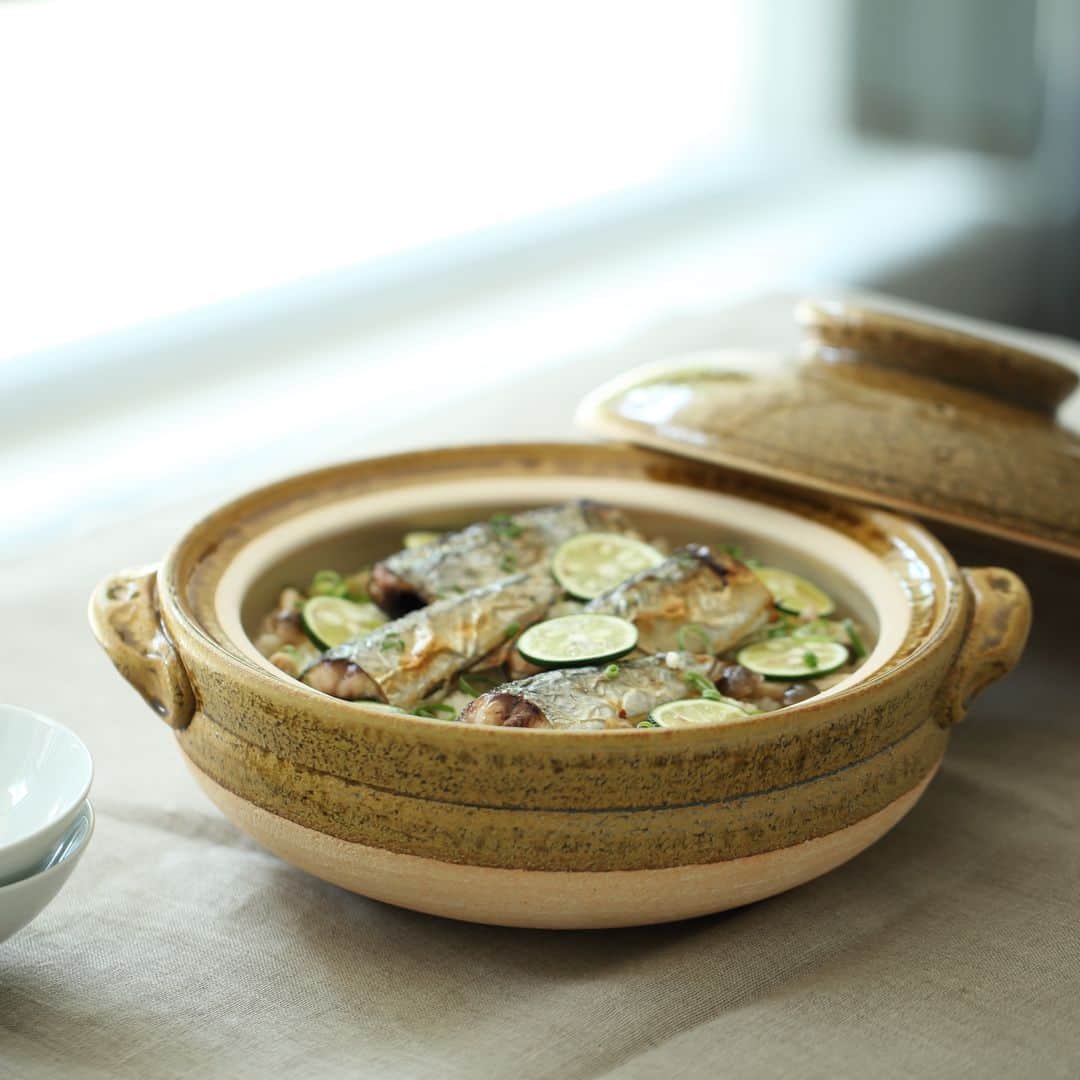 Komerco-コメルコ-さんのインスタグラム写真 - (Komerco-コメルコ-Instagram)「. 信楽焼の窯元 #カネフサ製陶 @kanefusa_pottery の土鍋。オーソドックスな形の土鍋は、ひとつは持っておきたいアイテム。ごはん鍋や鍋料理はもちろんのこと、や蒸し皿を使えば蒸し料理としても使えます！ . こんがり焼いた秋刀魚をのせた土鍋ごはんはこの季節ならではのごちそう✨今年は水揚げ不振で高騰している秋刀魚ですが、手に入ったら試してみたい一品です🍚 . ------------------------------- カネフサ製陶／黄瀬戸 . ▷こちらの作品はKomercoアプリでクリエイターから直接ご購入いただけます。 アプリ内「さがす」で「カネフサ製陶」と検索してください🔎 . ▷iOS版Appダウンロードはプロフィールリンクから📲 @komerco_official ------------------------------- . #komerco #cookpad #komercoごはん #コメルコ #料理をもっと楽しく #いつものいただきますを楽しく #おうちごはん#おうちごはんlover #instafood #foodpic #cookinglove #手しごと #Komercoクラフト #クラフト #手作り #一点物 #土鍋 #土鍋ごはん #滋賀 #信楽焼 #炊き込みご飯 #秋刀魚 #サンマ #さんま #秋の味覚」10月13日 8時40分 - komerco_official
