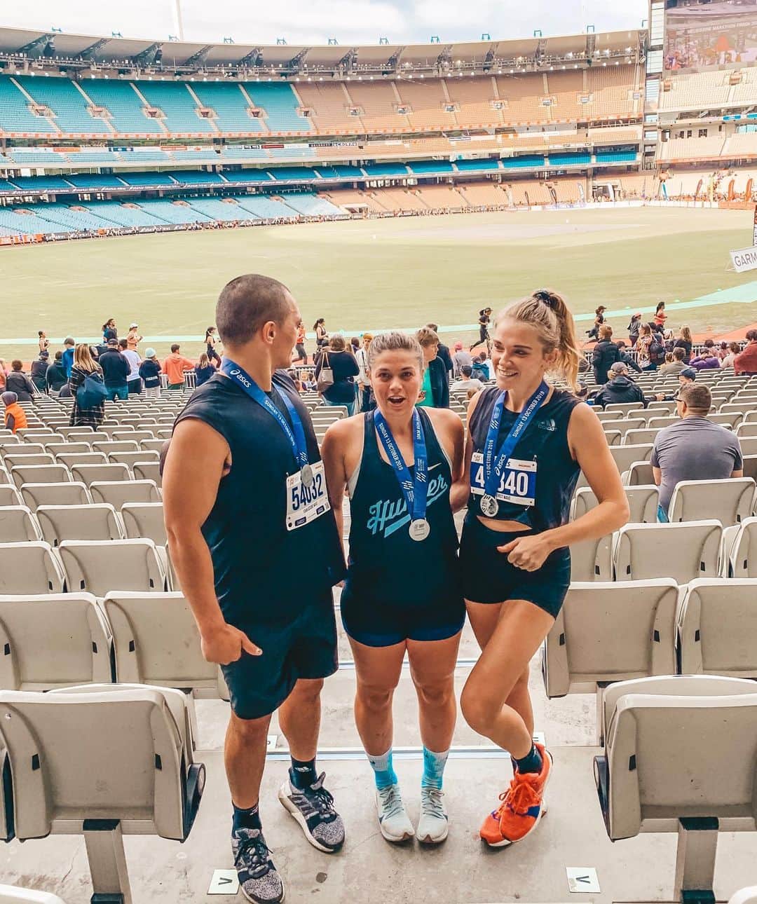 フィービー・ディ・トマソのインスタグラム：「Super happy fun times @melbmara 10k this AM... 🏃🏻‍♀️🌈🙌🏼 Okkk I'm ready for even super happier fun times now 🍻🥂🍾 #sleepingwiththeadidasenemies #allGattheG #sundayrunday #MCG #LFG @hunter.athletics @nikerunning」
