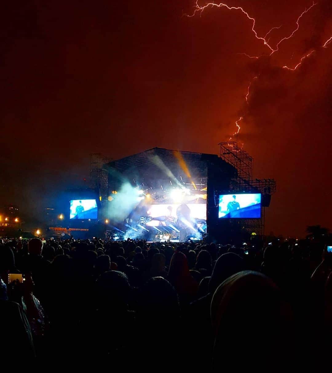 MUSEさんのインスタグラム写真 - (MUSEInstagram)「As Murph emerged on stage last night during Knights Of Cydonia, the heavens opened up and @fedemeni took this amazing picture 🤘🏻⚡️」10月13日 8時47分 - muse
