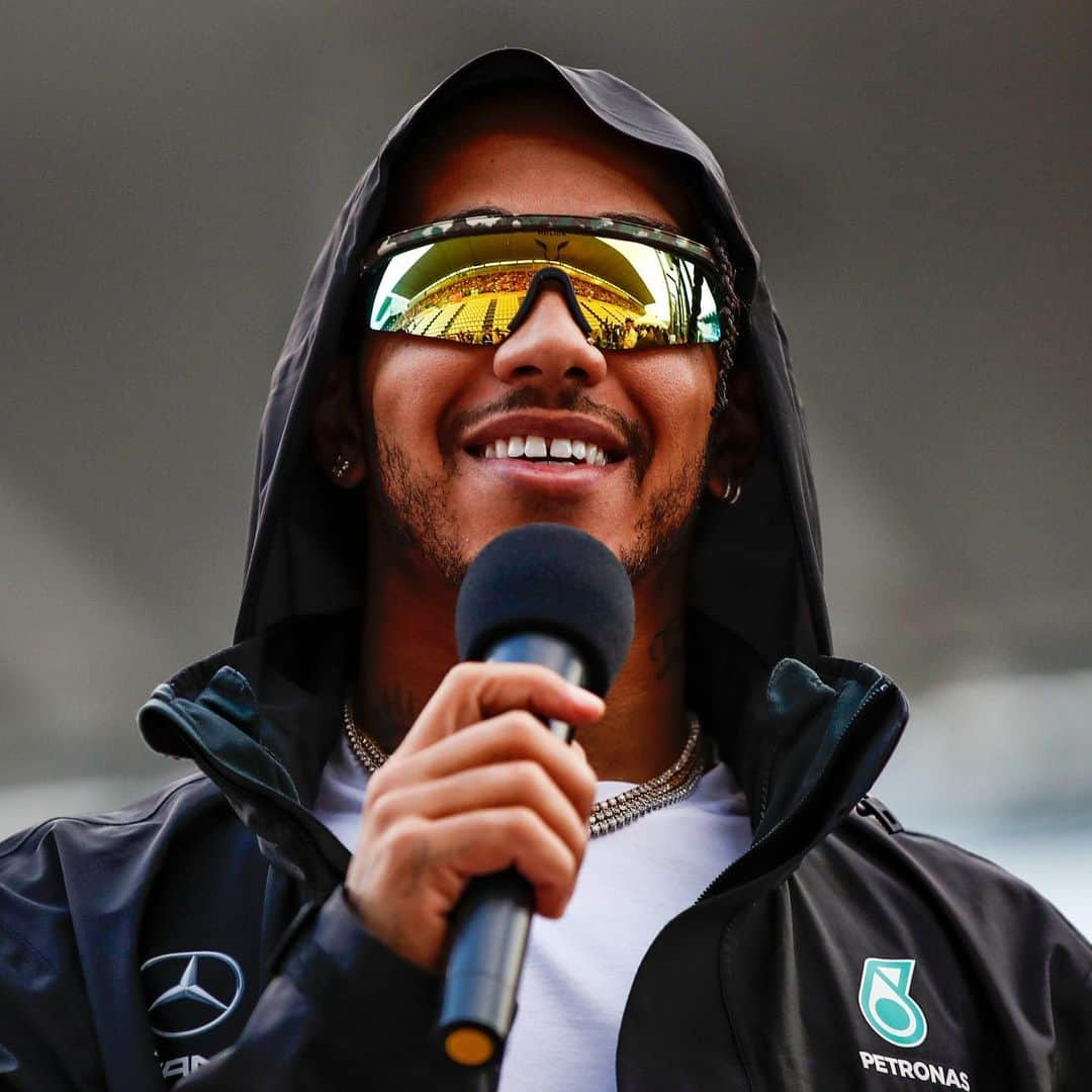 MERCEDES AMG PETRONASさんのインスタグラム写真 - (MERCEDES AMG PETRONASInstagram)「When it’s Quali and Race Day! 👉😎 Sun’s out at Suzuka. We’re in for a Super Sunday! 👏 • #MercedesAMGF1 #MercedesAMG #F1 #PETRONASmotorsports #LH44 #JapaneseGP @lewishamilton #OotD」10月13日 8時59分 - mercedesamgf1