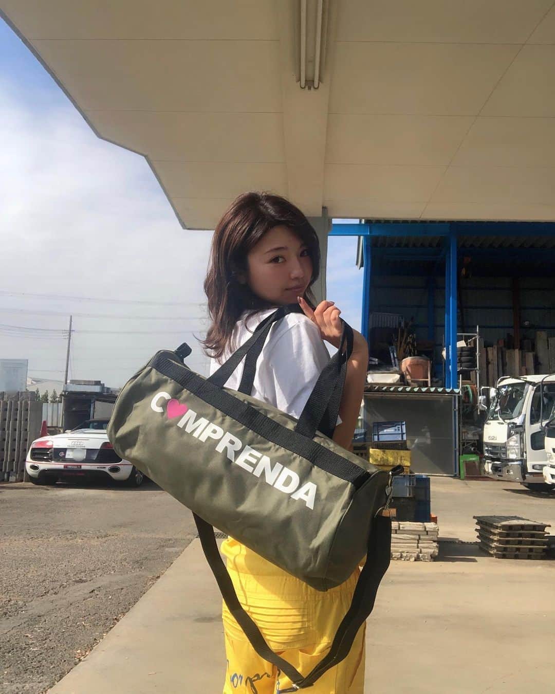 渡辺かなえのインスタグラム：「new in ドラム缶2way bag 新色カーキ❤️ ️ #comprenda#コンプレダ#作業服#作業着 #ツナギ#ツナギ女子 #☀️ #ガテン系女子 #軽トラ女子#168センチ #Mサイズ 着用 #コンプレンダ#トラック女子#ガテン女子#現場女子 #作業着女子と繋がりたい #作業着」