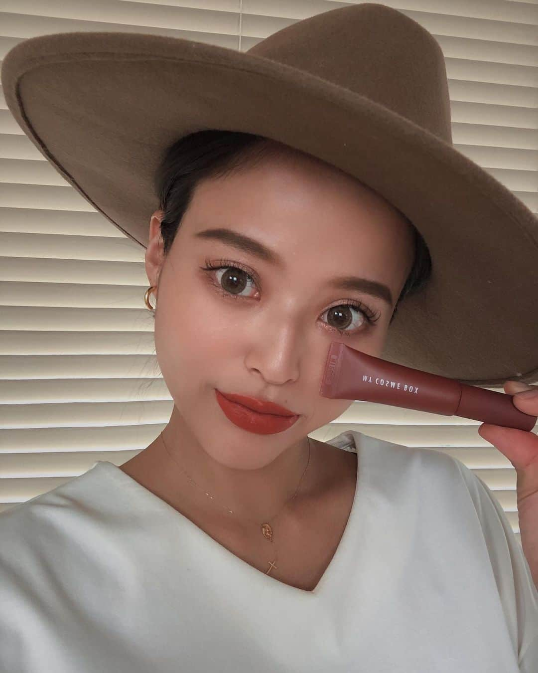 佐野真依子さんのインスタグラム写真 - (佐野真依子Instagram)「@mycosmebox_official  わたしの大好きな 秋のNEWカラー 『Teracota』💋 深みのある秋らしい オレンジブラウン 絶妙オレンジブラウンに 仕上がりました♡ ひと塗りでお洒落な印象になるよ♡ 今の季節にぴったりな NEWカラーを 是非試してみてね♡ Teracotaの発売を記念して Teracota20%off!! 既存6色との組合せで 更に10%off!! 2019年10月8日~31日までの 限定販売です!! 是非、このチャンスを お見逃しなく💋 新色単品3,680円→20%off  2,944円(税抜) set買いで更に10%off 2650円(税抜)と 他6色3,312円(税抜) 3本でも4本でも 割引適用になります♡ 購入は @mycosmebox_official  TOPのリンクもしくは ストーリーズリンクから チェックしてみてね💋 @mycosmebox_official  #mycosmebox」10月13日 9時31分 - sanomaisanomai