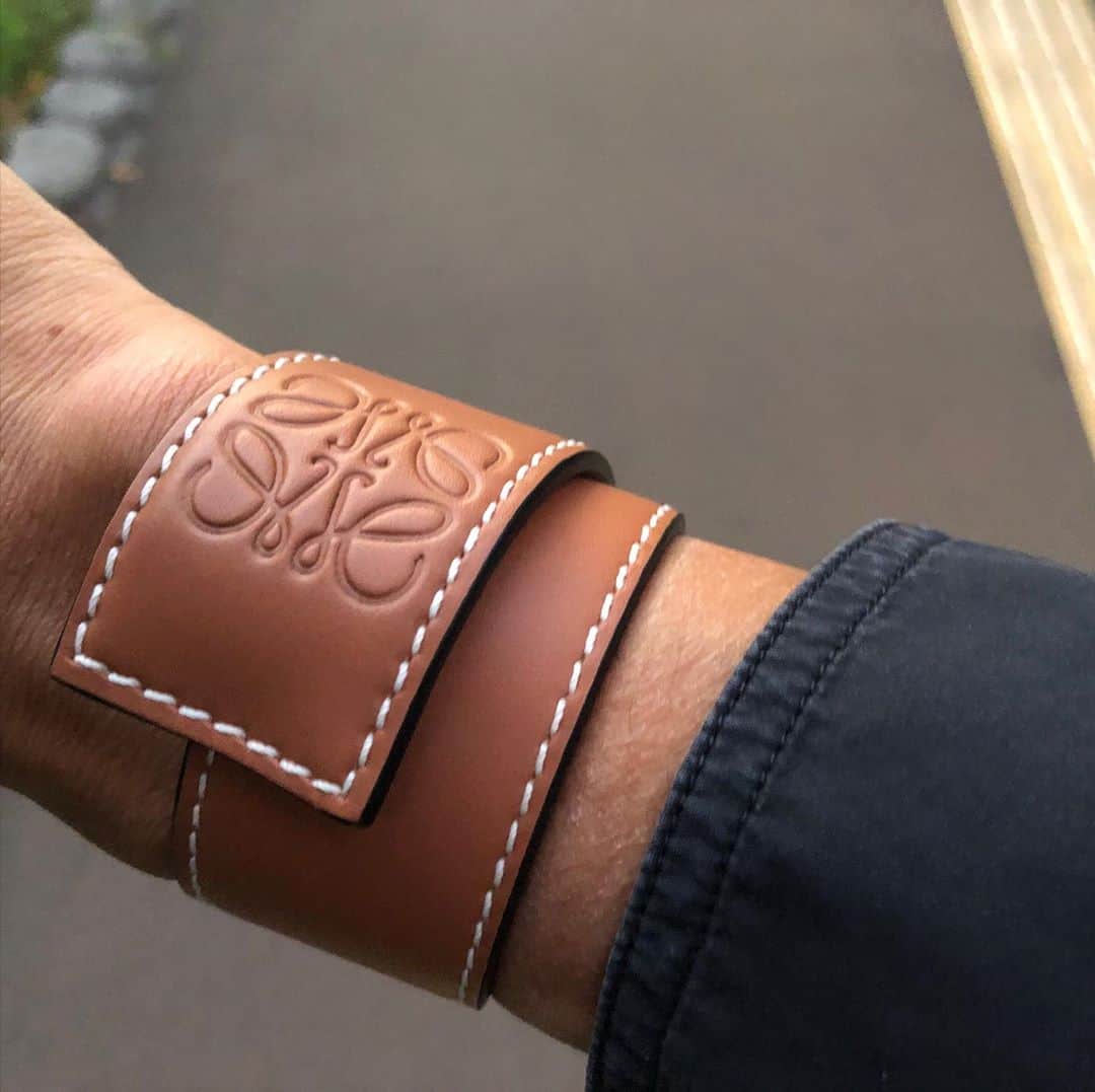 UOMOさんのインスタグラム写真 - (UOMOInstagram)「【LOEWE スモールスラップブレスレット】 そうそう、昔こういうおもちゃのブレスレットみたいなのありましたよね！ コレ、気軽に着けやすくて使いやすい。しかも、レザーの質もよく、見た目もコスパもよい。 (チームウオモ仲田祥) @syou_nakata  #loewe @loewe #ロエベ #ブレスレット #革小物 #teamuomo #uomo #uomo_magazine #uomomagazine #webuomo #fashion  #mensfashion #mensstyle #menswear #mens #wear #ファッション #メンズ #メンズファッション #メンズスタイル #メンズウェア #チームウオモ #コーデ #コーディネート #ファッション好きな人と繋がりたい #おしゃれさんと繋がりたい」10月13日 9時41分 - uomo_magazine