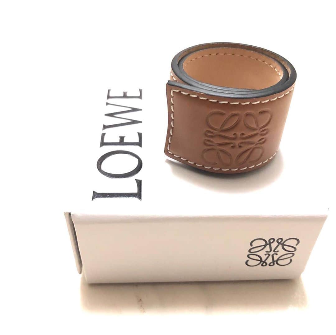 UOMOさんのインスタグラム写真 - (UOMOInstagram)「【LOEWE スモールスラップブレスレット】 そうそう、昔こういうおもちゃのブレスレットみたいなのありましたよね！ コレ、気軽に着けやすくて使いやすい。しかも、レザーの質もよく、見た目もコスパもよい。 (チームウオモ仲田祥) @syou_nakata  #loewe @loewe #ロエベ #ブレスレット #革小物 #teamuomo #uomo #uomo_magazine #uomomagazine #webuomo #fashion  #mensfashion #mensstyle #menswear #mens #wear #ファッション #メンズ #メンズファッション #メンズスタイル #メンズウェア #チームウオモ #コーデ #コーディネート #ファッション好きな人と繋がりたい #おしゃれさんと繋がりたい」10月13日 9時41分 - uomo_magazine