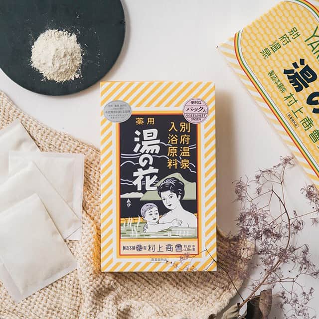 のインスタグラム：「. おうちで温泉、良い湯だな♪「村上商会｜薬用 湯の花」 . ─────────────────── キナリノアプリでは素敵な情報とアイテムを、 毎日お届けします。 →ダウンロードはプロフィールリンクから ─────────────────── . 疲れて帰って来た日に。ゆっくり過ごしたい休日に。自宅で手軽に別府温泉気分を楽しむことのできる湯の花です。小分けパックをお湯に入れて揺り動かすだけ。 毎日の生活に取り入れたい、ちょっと贅沢なリラックスタイムになるでしょう。 レトロでかわいいパッケージは、ギフトとしてもおすすめです＊ . ▶︎こちらのアイテムはキナリノアプリで販売中！ 「お買いもの」→「インスタグラム掲載」から、インスタグラムでご紹介したアイテムをご覧頂けるようになりました。 アプリを最新版にアップデートのうえ、お買い物をお楽しみください。 . #バスソルト #湯の花 #温泉 #別府温泉 #リラックスタイム #デトックス #わざわざ #hotspring #spa #relaxtime #instagood #丁寧な暮らし #暮らし #キナリノモール #キナリノ . https://kinarino-mall.jp/item-30403」