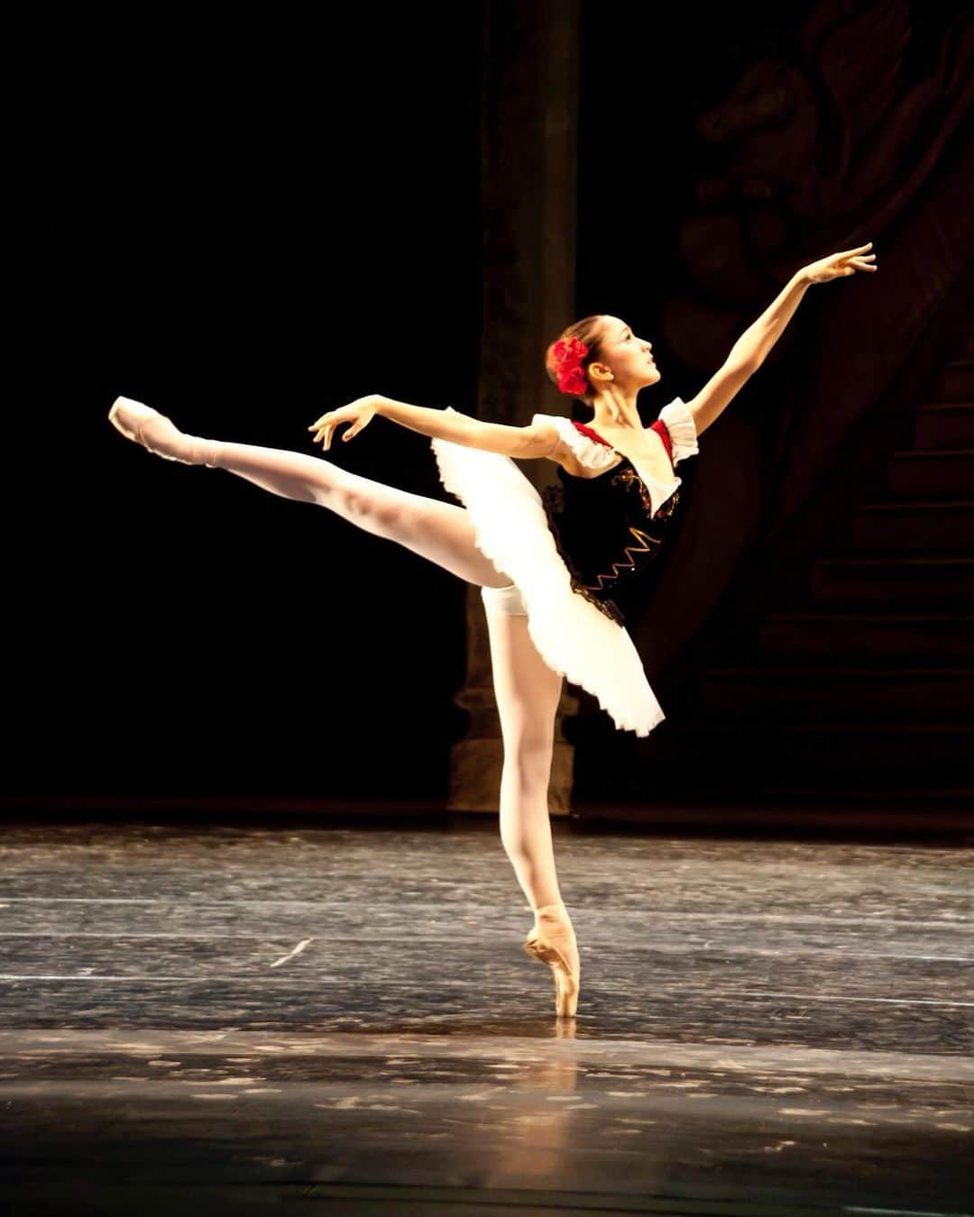 ミコ・フォガティのインスタグラム：「So happy to spread the word that @usprixdeballet registration is now open! It will be held February 22-23, 2020! 🔜 . Register at www.usprixdeballet.com ✨ . This photo is from a moment when I was dancing Paquita in the beautiful country of Peru with @danzairaperu ! Hope you are all having a lovely day and spreading kindness! 💕」