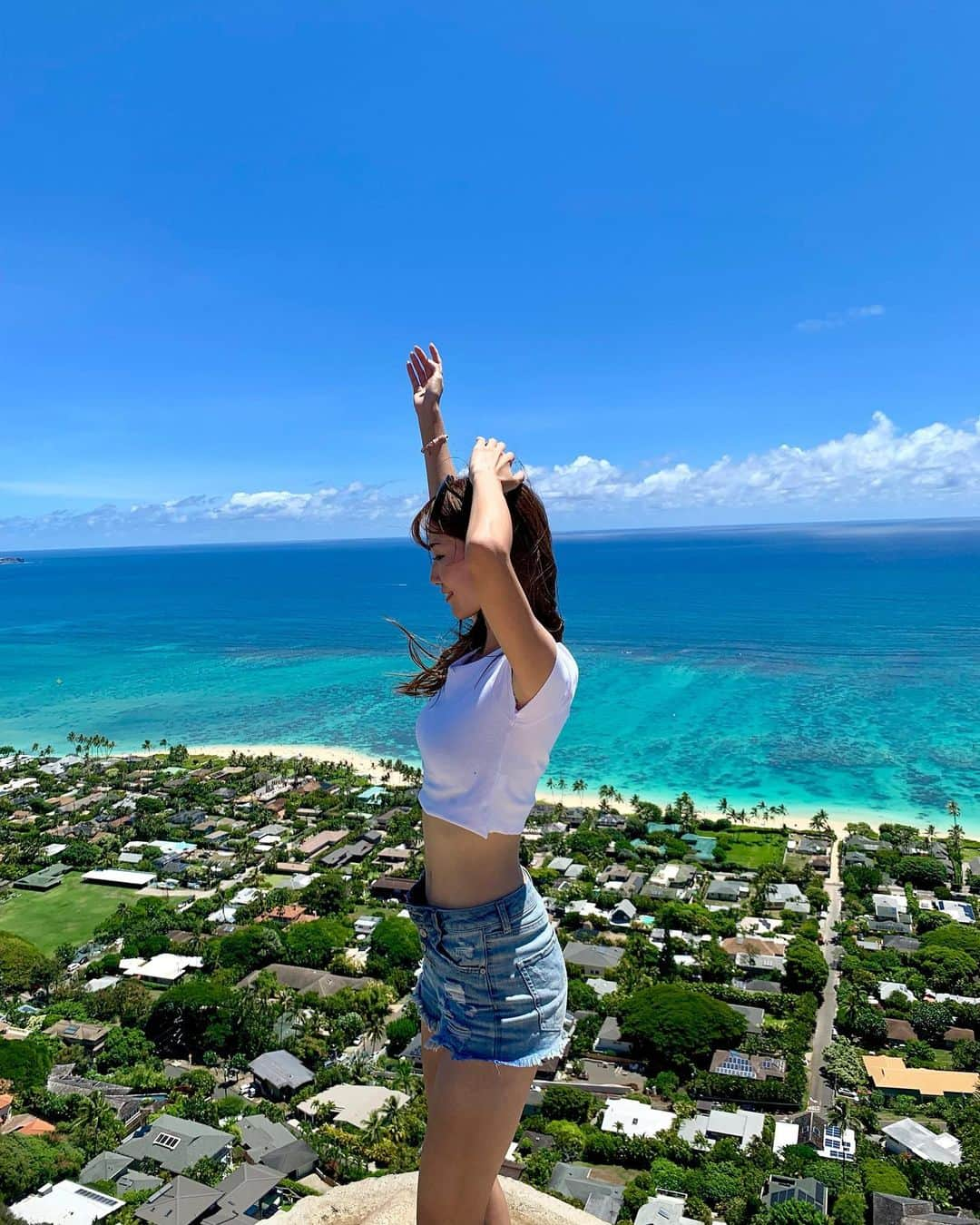 美波千夏さんのインスタグラム写真 - (美波千夏Instagram)「起きたらいい天気！ . #デニムがぶかぶかなのは現地調達だから #これは自撮り棒じゃなくてとしみん撮影  #笑 #ハワイ #hawaii #ピルボックス #pillbox」10月13日 10時36分 - chinatsu_minami