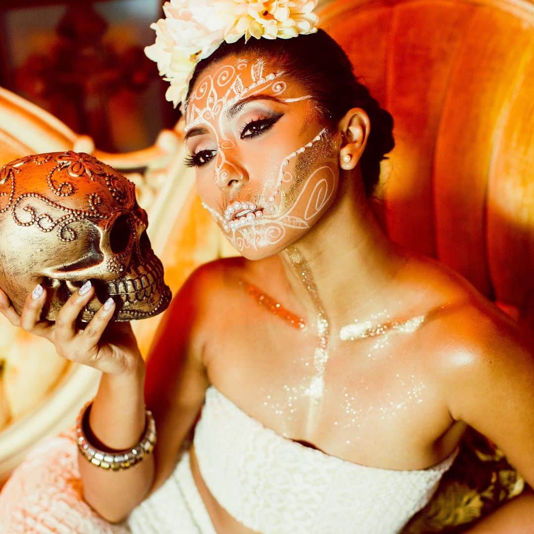 シェネルのインスタグラム：「Fave Halloween memory: Growing up in Australia .. I went around trick or treating when I was little lol I watched American movies and wanted that Halloween experience .. so I created a costume one time and when around knockin.. and man... I got a lot of “this isn’t America go home!!” Lmao and I also got a lotta nice peeps who were sweet enough to go find candy around the house just to make us happy lmao.. Halloween has been spreading around the world like crazy since then.. always a fun day... what’s you’re fave memory about Halloween? - - - #chenelle #chenelleworld #chenellelife #chenellefashion #halloweenfashion #singerfashion」