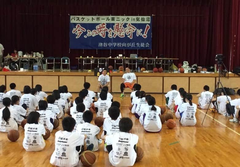 栗原祐太さんのインスタグラム写真 - (栗原祐太Instagram)「台風の影響が凄過ぎるとSNSで拝見しました 自分の住んでいるところの周りはそこまででもなく、さらに家にテレビがないため実感はないですが自分がお世話になっていた長野も気仙沼も世田谷ももちろんその他の地域も大変なことになっていると見ました。  何をどう伝えたいのか言うべきか何も頭に浮かんできませんが、もしかしたらbleagueの試合のあるチーム、中止となるチームもあると思います。  どんなスポーツであれプロスポーツチーム、選手というのはすごい職業で災害などで苦しんでいる人たちの元気の源になれるすごい人達なのです。 引退した僕は何もすることはできないし生きる為に日常の生活をするしかないですが今だからこそわかる皆様の影響力を存分に発揮してもらえたらと祈るばかりです。  自分も東日本大震災が起きたときはどうするべきかわからなかったけど  試合があるなら全力でプレイする ないならチームとして出来ることがないか  本当に良くして頂いた長野、千曲、上田の皆様、被害に遭われた地域の皆様が1日、1秒でも早く明るく元気に生活できますように」10月13日 10時37分 - yutakuri
