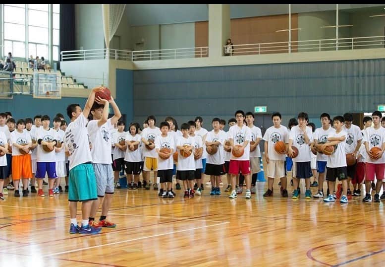 栗原祐太さんのインスタグラム写真 - (栗原祐太Instagram)「台風の影響が凄過ぎるとSNSで拝見しました 自分の住んでいるところの周りはそこまででもなく、さらに家にテレビがないため実感はないですが自分がお世話になっていた長野も気仙沼も世田谷ももちろんその他の地域も大変なことになっていると見ました。  何をどう伝えたいのか言うべきか何も頭に浮かんできませんが、もしかしたらbleagueの試合のあるチーム、中止となるチームもあると思います。  どんなスポーツであれプロスポーツチーム、選手というのはすごい職業で災害などで苦しんでいる人たちの元気の源になれるすごい人達なのです。 引退した僕は何もすることはできないし生きる為に日常の生活をするしかないですが今だからこそわかる皆様の影響力を存分に発揮してもらえたらと祈るばかりです。  自分も東日本大震災が起きたときはどうするべきかわからなかったけど  試合があるなら全力でプレイする ないならチームとして出来ることがないか  本当に良くして頂いた長野、千曲、上田の皆様、被害に遭われた地域の皆様が1日、1秒でも早く明るく元気に生活できますように」10月13日 10時37分 - yutakuri