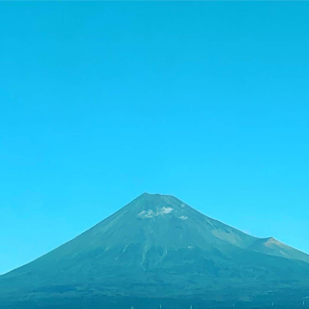 坂崎タケシさんのインスタグラム写真 - (坂崎タケシInstagram)「台風一過。昨夜の嵐が嘘のような快晴ですね。午後まで飛行機は欠航なので、急遽新幹線で博多へ。品川の弁当屋さんは全てクローズしてたから、お茶だけ買って向かってます。自然の脅威にはただただ驚くばかりです。」10月13日 10時42分 - takeshisakazaki