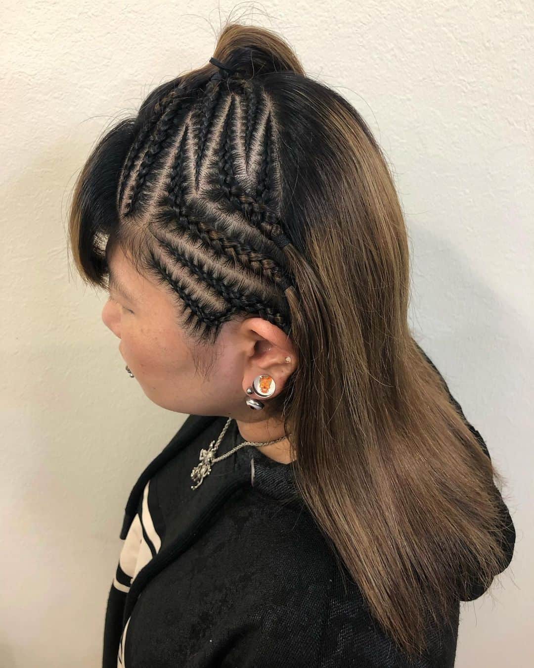 salon PRATiNO(サロンプラチノ)のインスタグラム：「. ✨コーンロウ✨. . サイドにジグザグブロックコーンロウ⚡️⚡️ いかつくなりすぎず、ポップな感じに仕上がりました🧡 コーンロウやブレイズなどの特殊系はデザインによって料金が異なります💁🏾‍♀️ 予算やご希望のスタイルなど 是非お気軽にご相談下さい💜 . . 【CLAVIS PRATINO】 ◇月曜日～土曜日 11:00～20:00 ◇日曜日 11:00～18:00 ※定休日なし ※時間外はお問い合わせください。 愛知県名古屋市中区錦3-4-19石垣ビル７Ｆ ☎︎052-962-7017 . #hairstyle #hair #cornrow #braids #clavispratino #spiralperm #pratino #hairsalon #nagoya #haircolor #love #派手髪 #外国人風カラー #バレイヤージュ #グラデーション #コーンロウ #ブレイズ #スパイラルパーマ #特殊ヘア #ブラックヘア #美容室 #ヘアサロン #ヘアスタイル #ヘアカラー #クラビスプラチノ #名古屋 #栄 #錦」