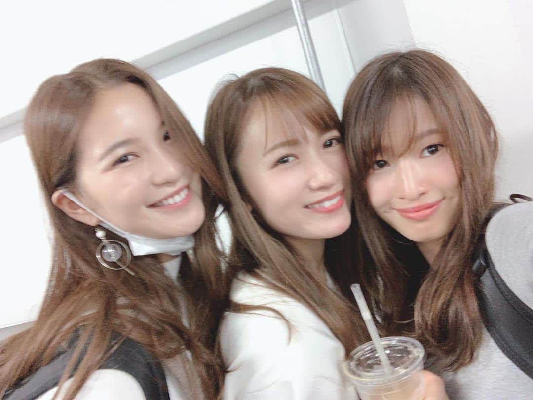 のインスタグラム：「. いよいよ本日、札幌公演！！🌈 . 届けられる幸せをかみしめて、 札幌へ無事到着しました💕 . 全てのことに感謝でしかありません✨ . この日まで繋いでくれた沢山の人の想い。 未来に必ず繋げます👼✨ . . 台風や地震の影響等で、 お越し頂くことが出来なくなってしまった皆様。 安心して過ごせる日が１日も早く訪れますように🌸 . 皆様の心にも届きますように。 会場から、札幌から溢れる エネルギーで届けてきます！！😌 . . ‪お越し下さる皆様どうかお気をつけて🎶 . ‪開演 17:00〜 /開場 16:15〜 です✨ ‪演者による前説がございます！！💓‬ ‪ぜひお早めにお越し下さい☺️ . ‪場所: BLOCH‬ ‪ (北海道札幌市中央区北3条東5丁目5)‬ . . -- - - - - - - - - - - - - - - - - - - - - MONA公式 ▷ @mona_magazine 舞台カミオク▷ @gekidan_mona 映画ジョダメ ▷ @jodame_movie - - - - - - - - - - - - - - - - - - - - - #MONAモデル #mona_magazine #リアルシンデレラストーリー #神様からの贈り物 #カミオク」