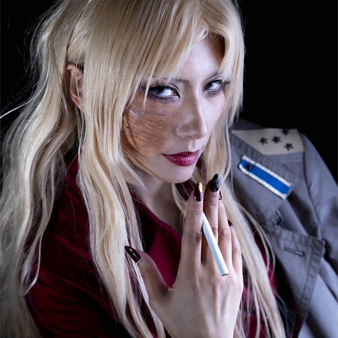 のインスタグラム：「【BLACK LAGOON】  祈れ。 生きてる間にお前ができることはそれだけだ。 🌹バラライカ　鷹村アオイ 📷Kobe Japan（構図の処方箋）さん  #ブラックラグーン #バラライカ #バラライカ姐さん #バラライカ大尉 #blacklagoon #blacklagooncosplay #cosplay #balalaika」