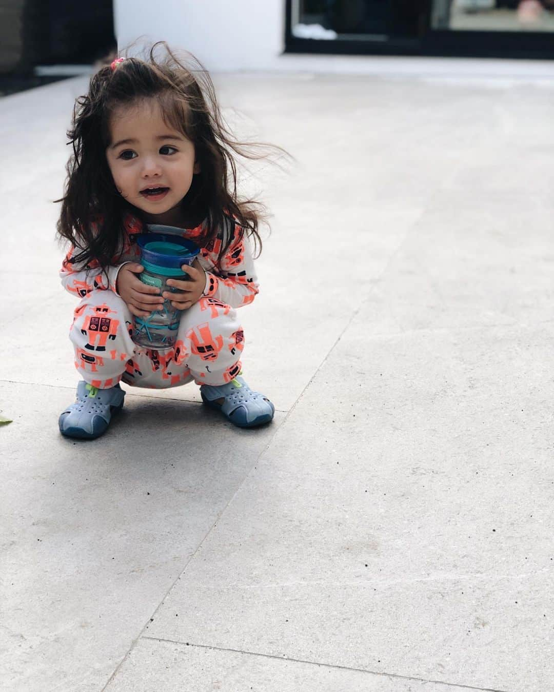 大橋菜央さんのインスタグラム写真 - (大橋菜央Instagram)「Huge typhoon has passed. Checking out the house damage... . . . 台風一過🌀 やっと外に出られて嬉しそうなMia パジャマ姿で家の見まわり . このあたりは被害も大きくなく 無事朝を迎えられましたが各地の被害状況に心が痛みます😣 . . . #ロボットパジャマ #朝の見まわり #台風一過 #無事朝が来た #生後20ヶ月 #1歳8ヶ月 #こどものいる暮らし #gapkids #nikekids #miababyliving」10月13日 11時01分 - naoliving