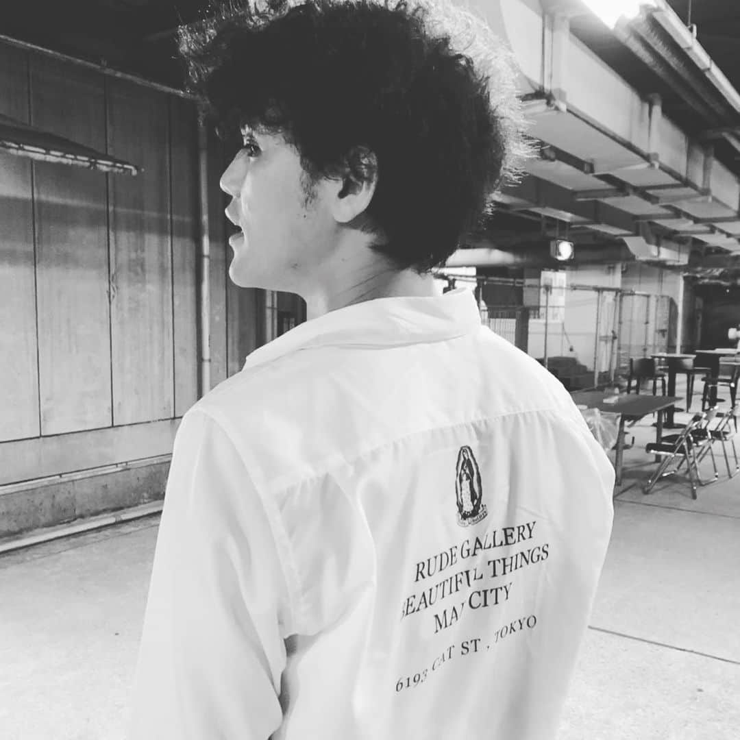 菅原卓郎さんのインスタグラム写真 - (菅原卓郎Instagram)「ツアー初日が終わりました。 ただいま広島と、やっと言えました。 最高の夜だったです。 ライブが出来てよかった。  台風で来れなかった 参加を断念した人たちも その判断は間違いではないです。 また必ず会いましょう。  初めて演奏した アルバムの曲たちも がっつり手応えを得た。 あの曲はあんな風に鳴るんだな。 てことは、別のやり方もあるな。 いくつもアイディアが 頭を駆け巡ったから この先のライブを 待ってるみんなも 楽しみにして欲しい。  衣装にしてたシャツは RUDEGALLERYです。 ステージで白を着ると 高まるというより むしろしっくりきます。 落ち着いて 暴れられると いうものです。  最高を更新しに、次は金沢。  #9mmParabellumBullet  #広島 #clubquattro #FEELTHEDEEPBLUETOUR2019  #DEEPBLUE  #rudegallery」10月13日 11時09分 - takuro_sugawara